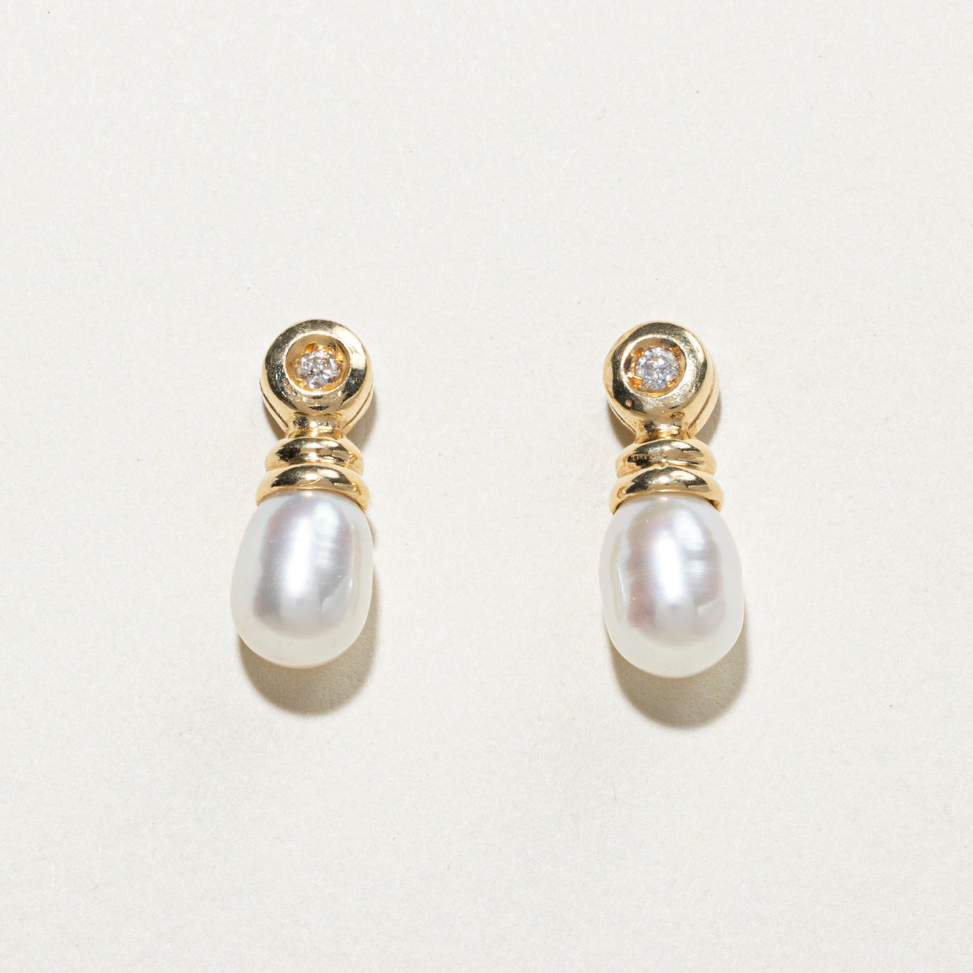 Boucles d'oreilles pendantes en perles et diamants 14 carats | 0,10 ct