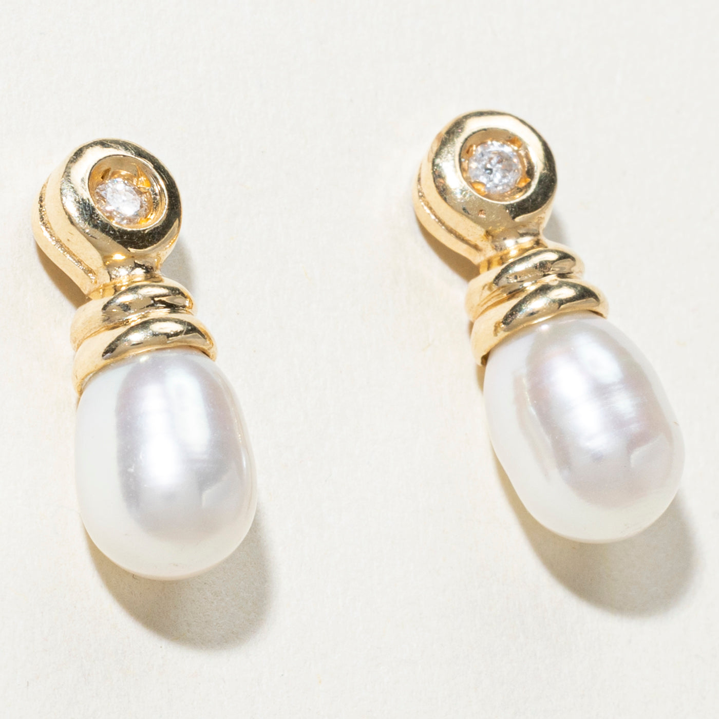 Boucles d'oreilles pendantes en perles et diamants 14 carats | 0,10 ct