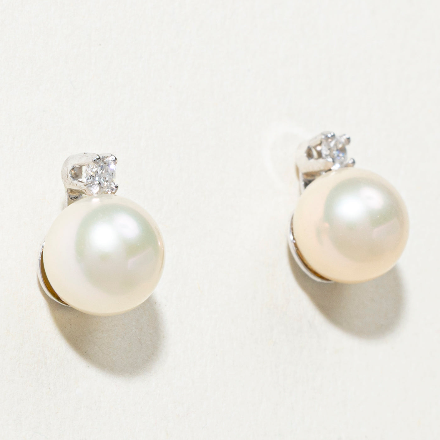 Boucles d'oreilles puces en or 14 carats, perles et diamants | 0,08 ct