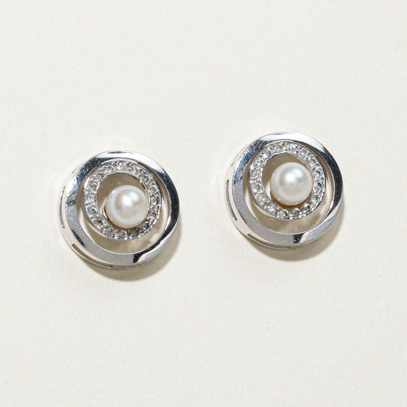 Boucles d'oreilles puces halo ouvert en perles et diamants 14 carats | 0,14 ct