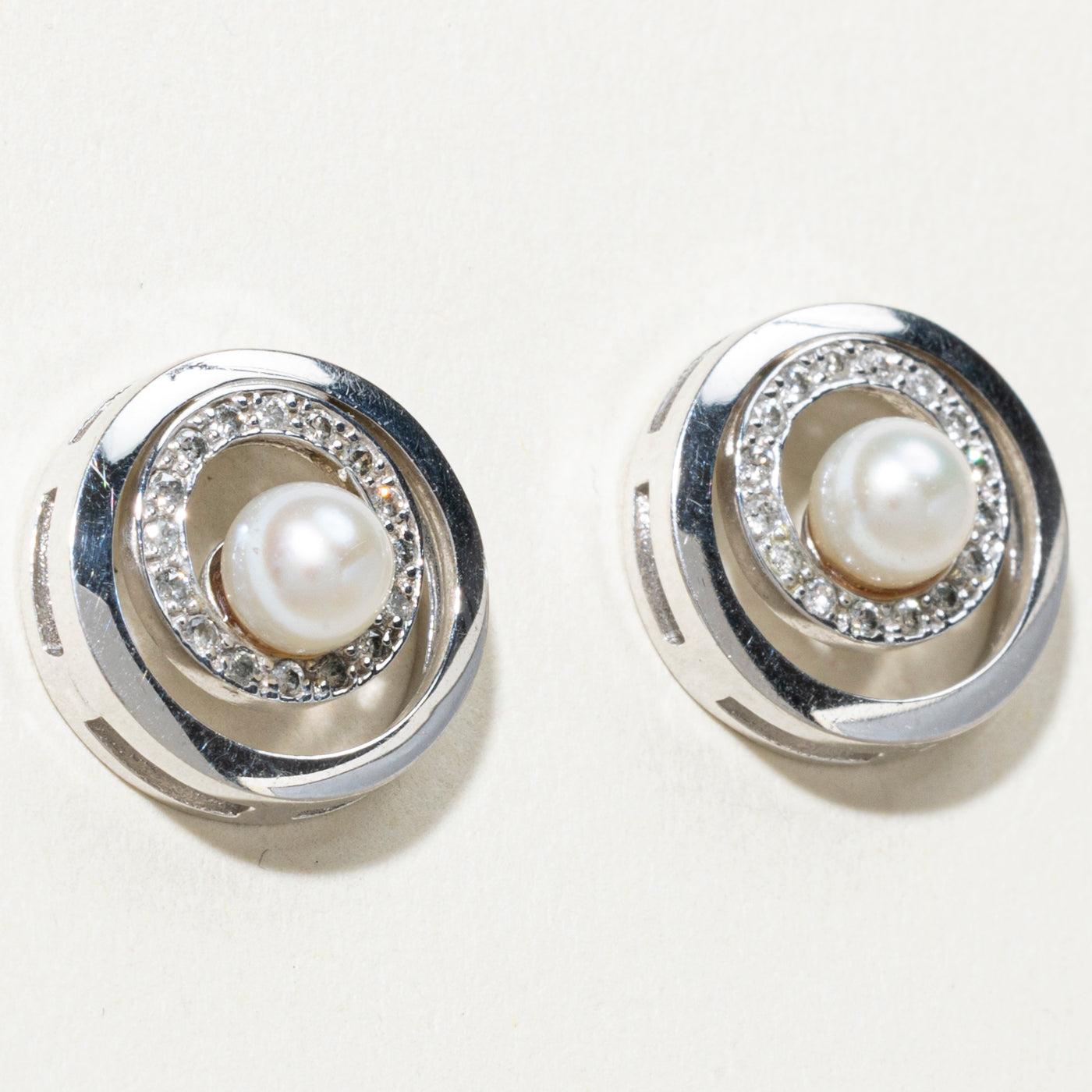 Boucles d'oreilles puces halo ouvert en perles et diamants 14 carats | 0,14 ct