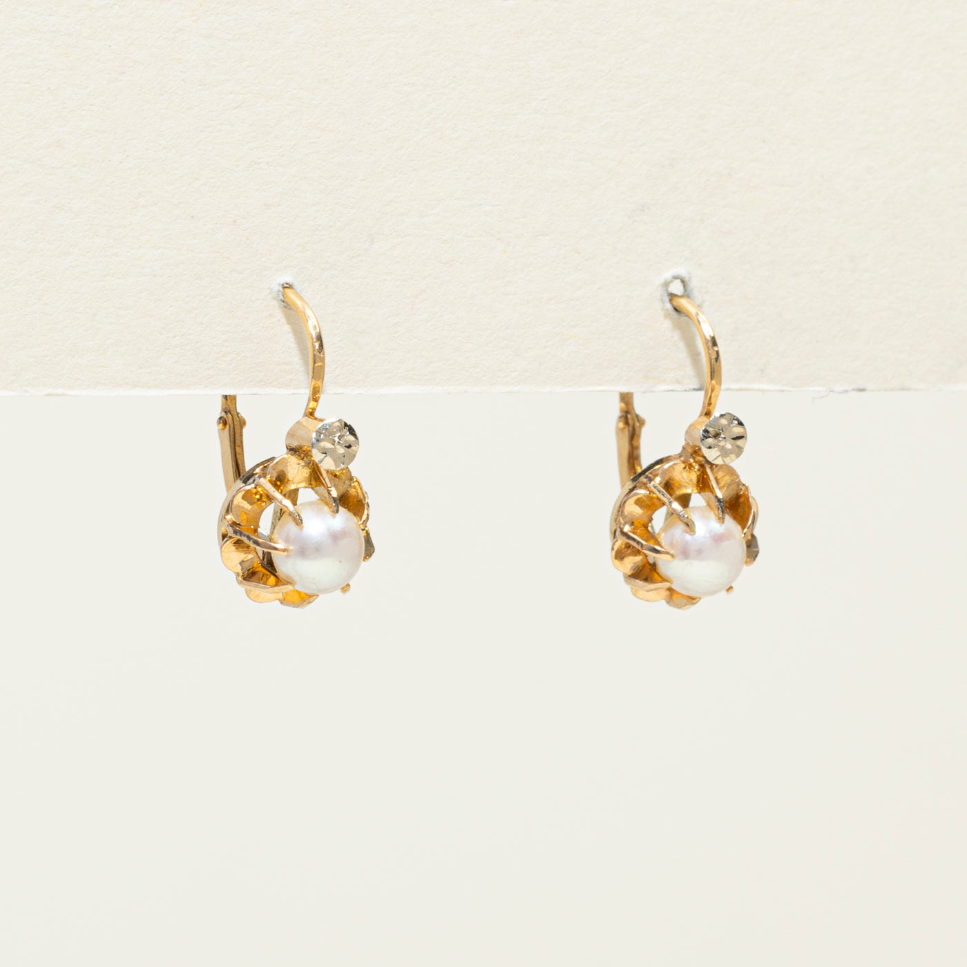 Boucles d'oreilles pendantes en perles serties Belcher 18 carats