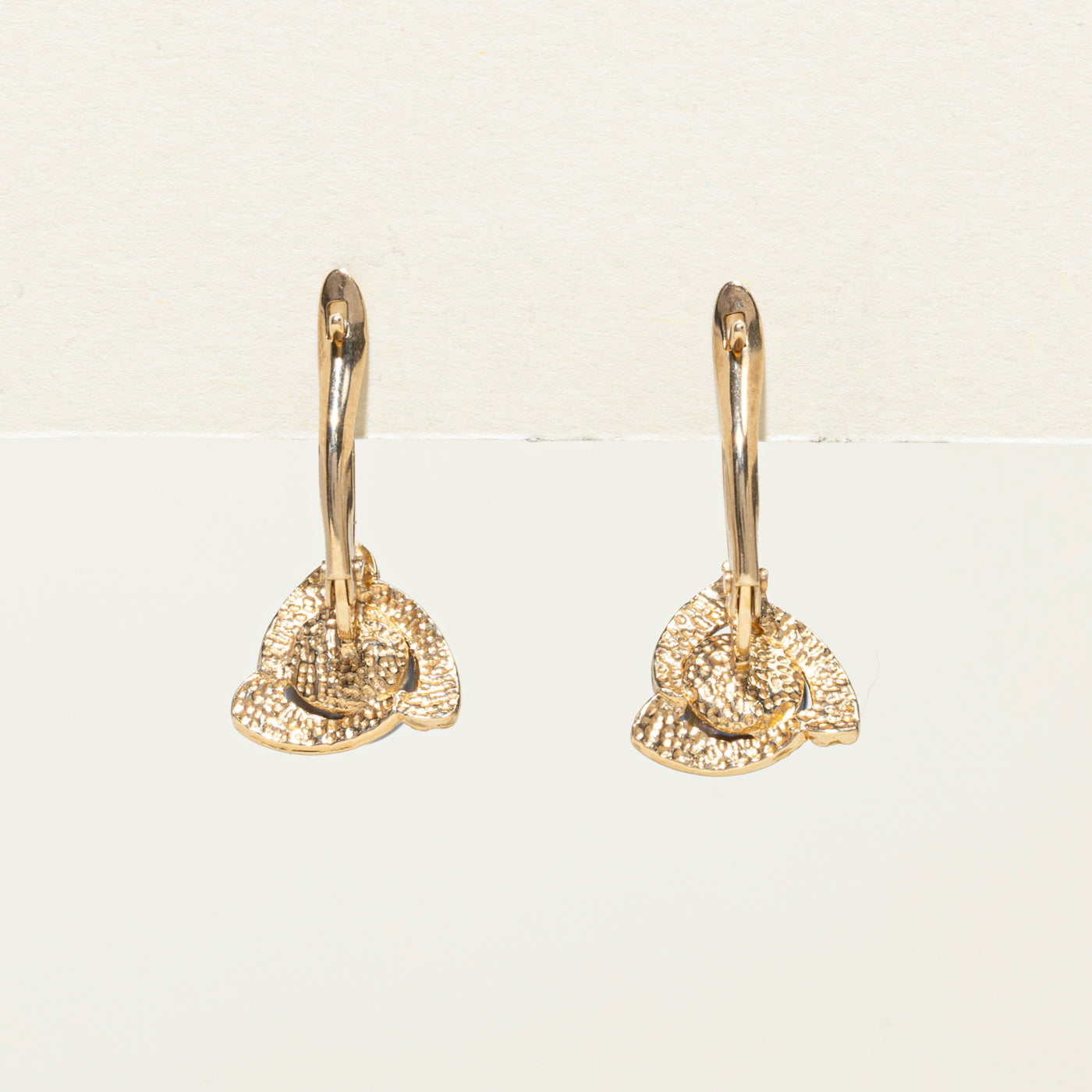 10K Black Pearl Grooved Triangle Drop Earrings