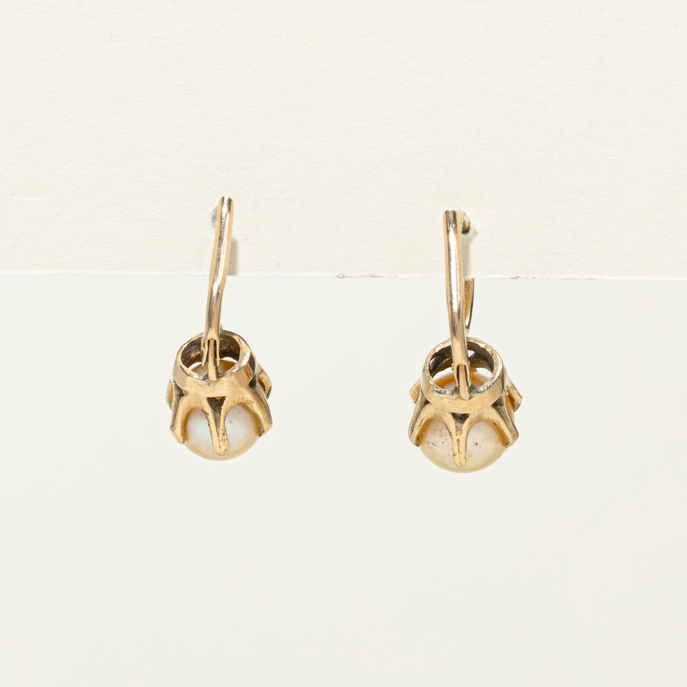 Boucles d'oreilles pendantes en perles serties griffes 12 carats
