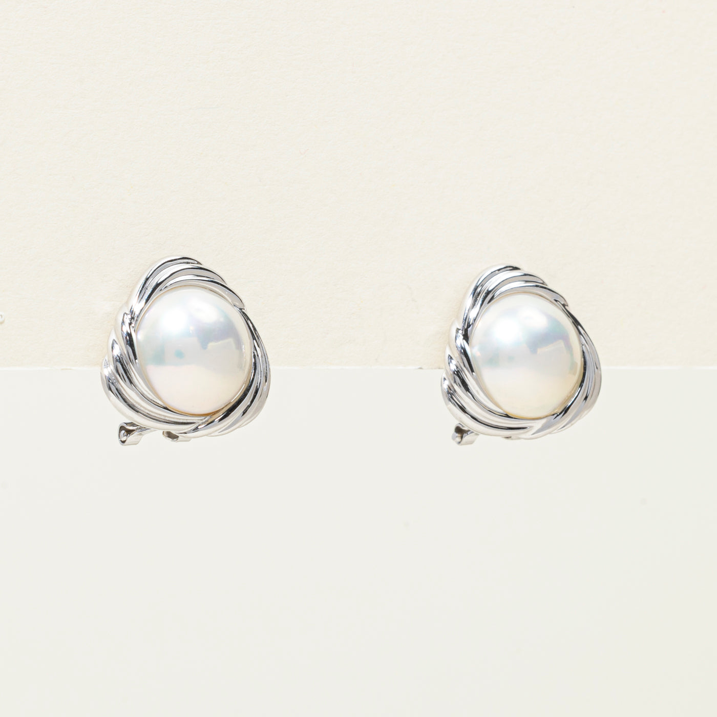 Boucles d'oreilles puces rainurées en perles Mabé 14 carats