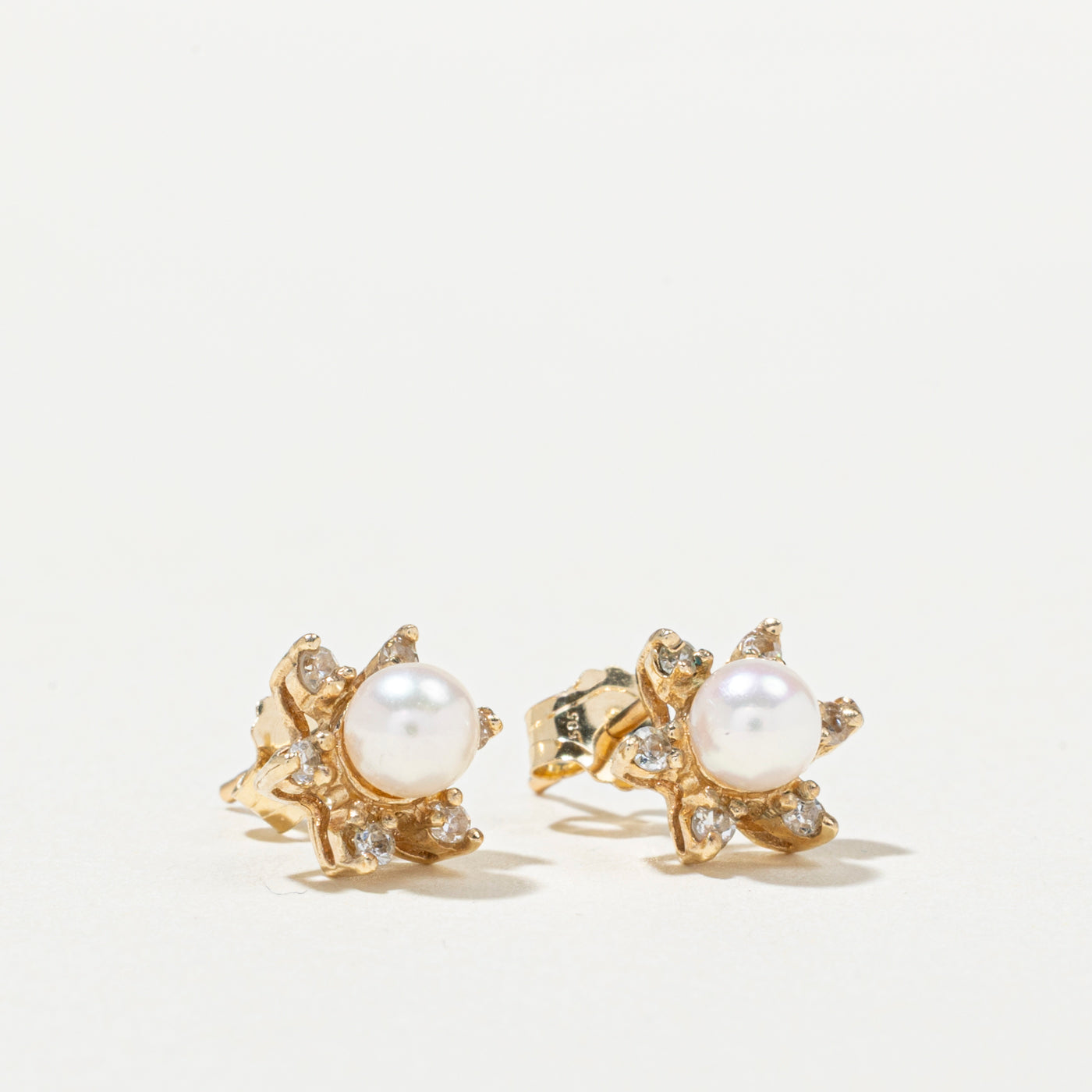 Boucles d'oreilles puces florales en perles et diamants 14 carats | 0,12 ct