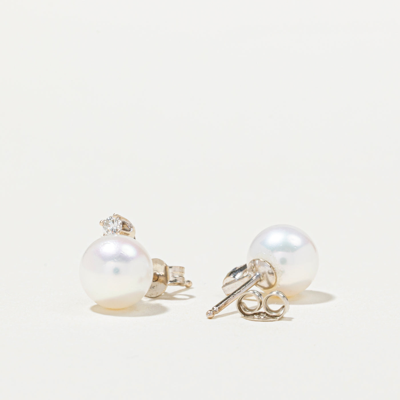 Boucles d'oreilles puces en or 14 carats, perles et diamants | 0,07 ct