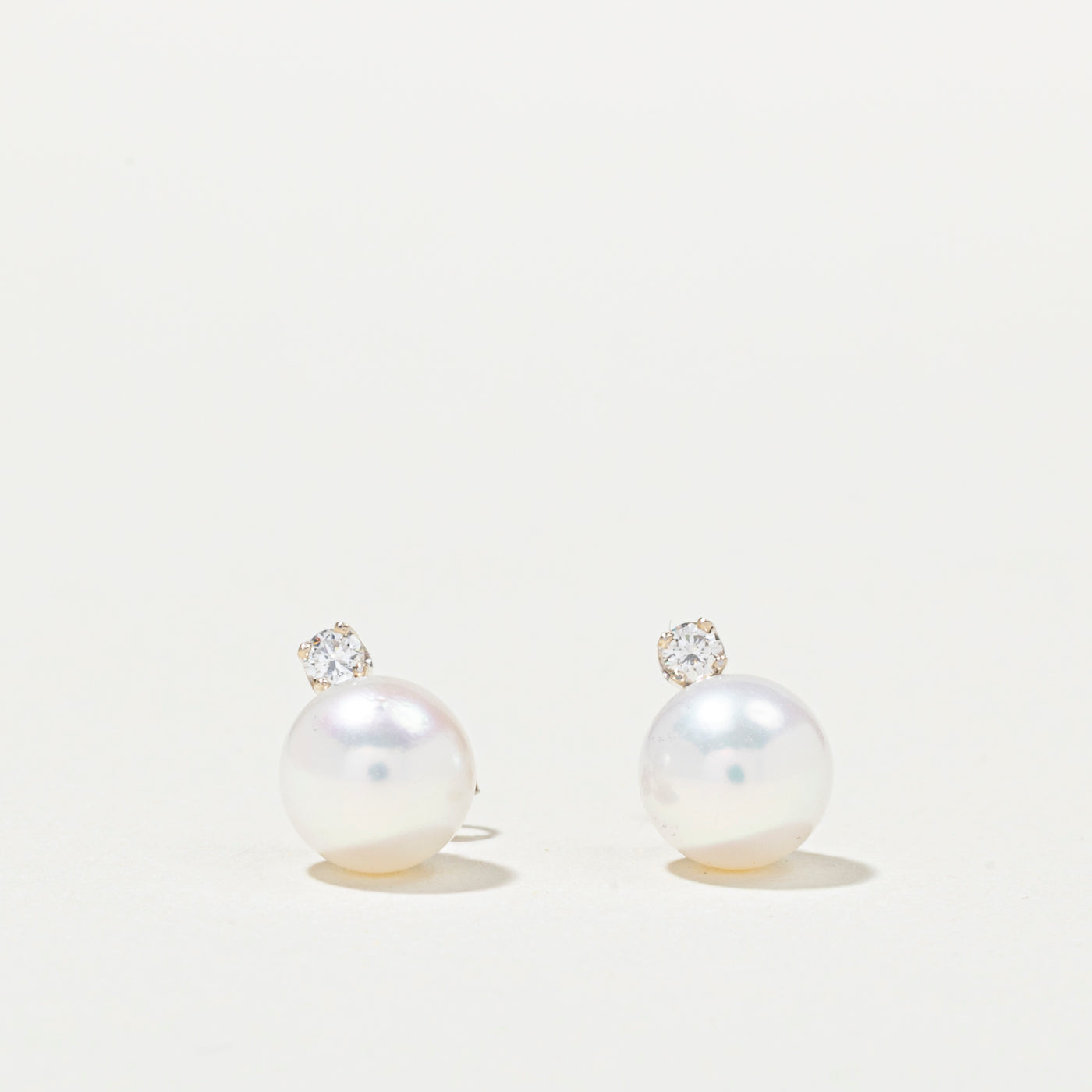 Boucles d'oreilles puces en or 14 carats, perles et diamants | 0,07 ct