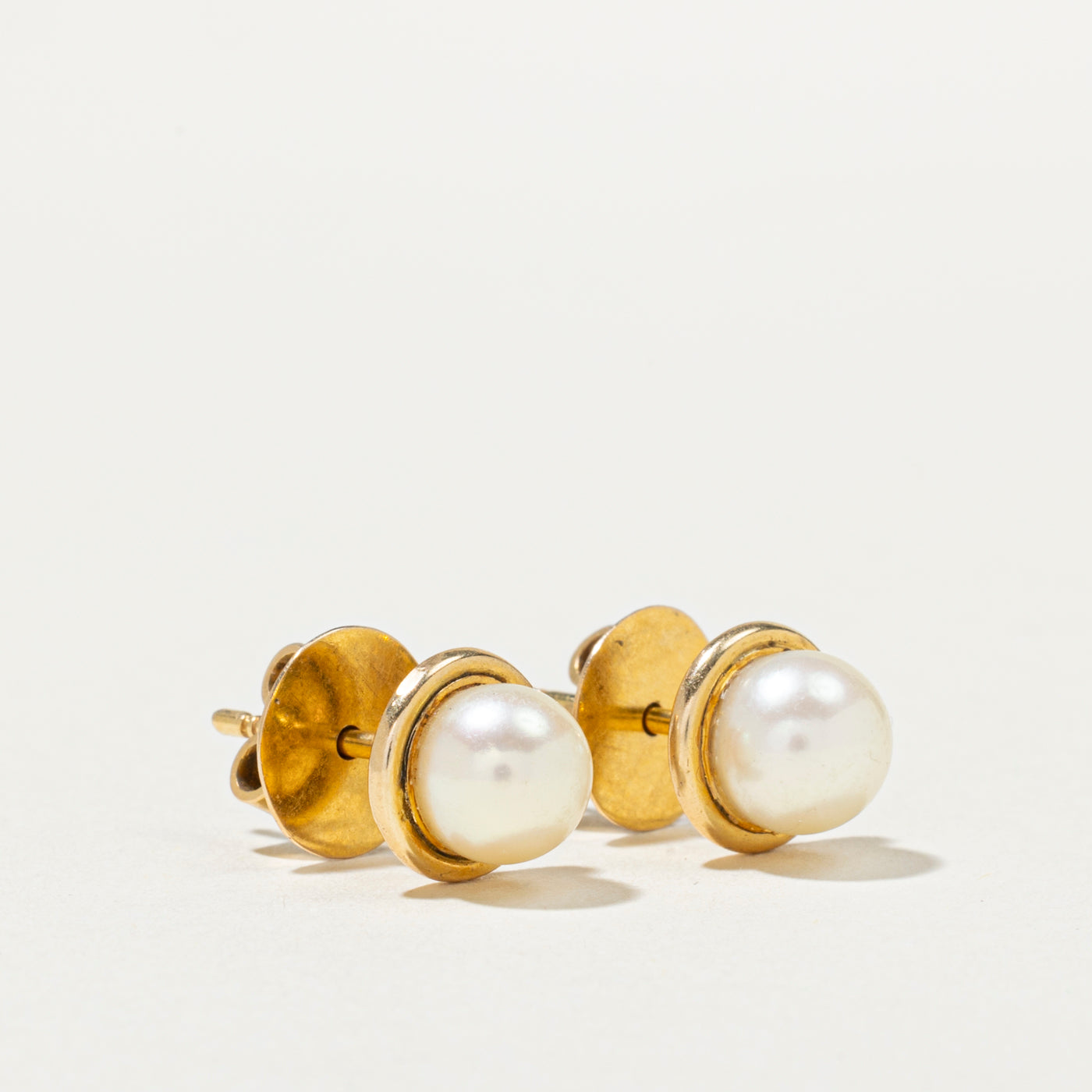 Boucles d'oreilles puces rondes en or 18 carats avec perles