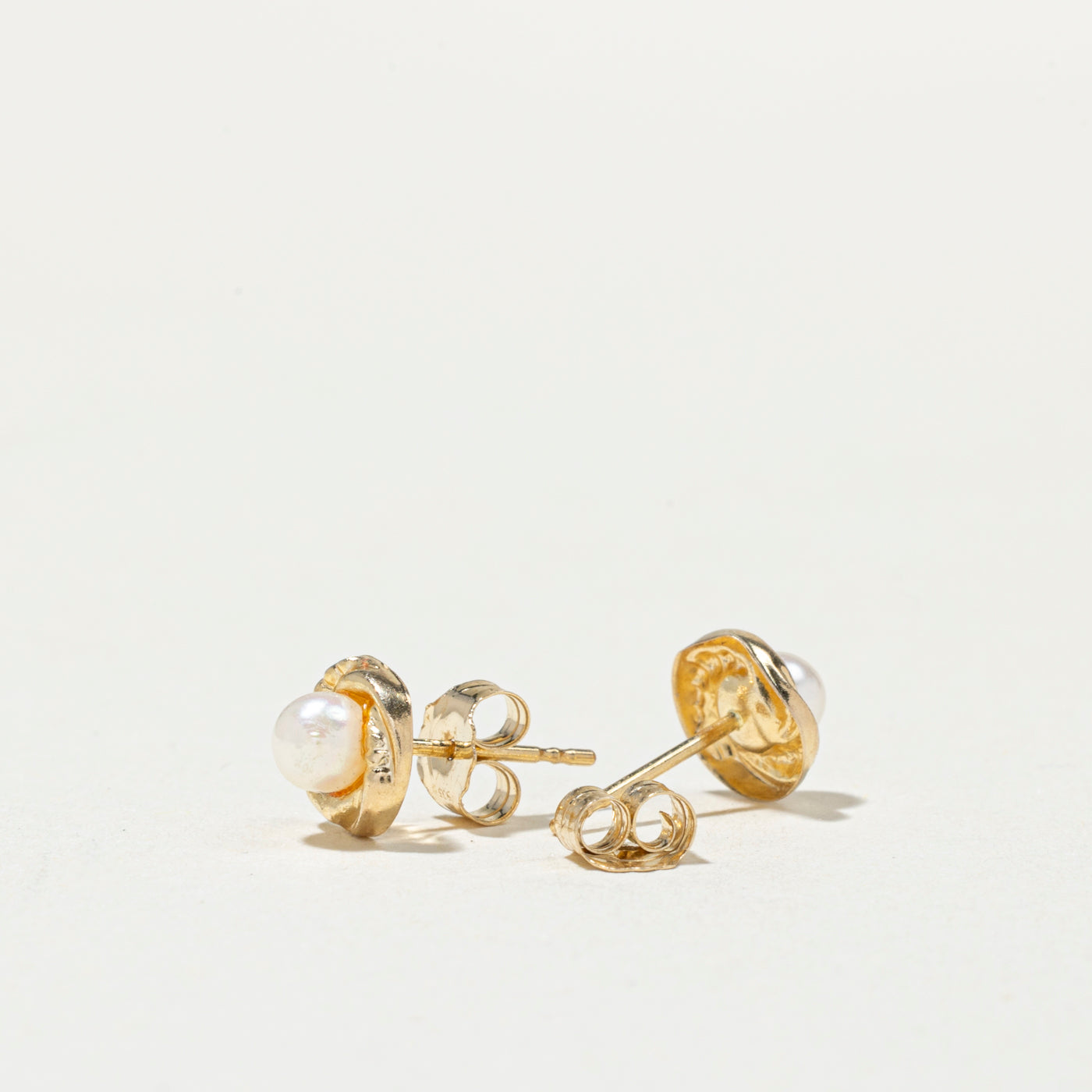 Boucles d'oreilles puces en or 14 carats avec perles texturées et nœud
