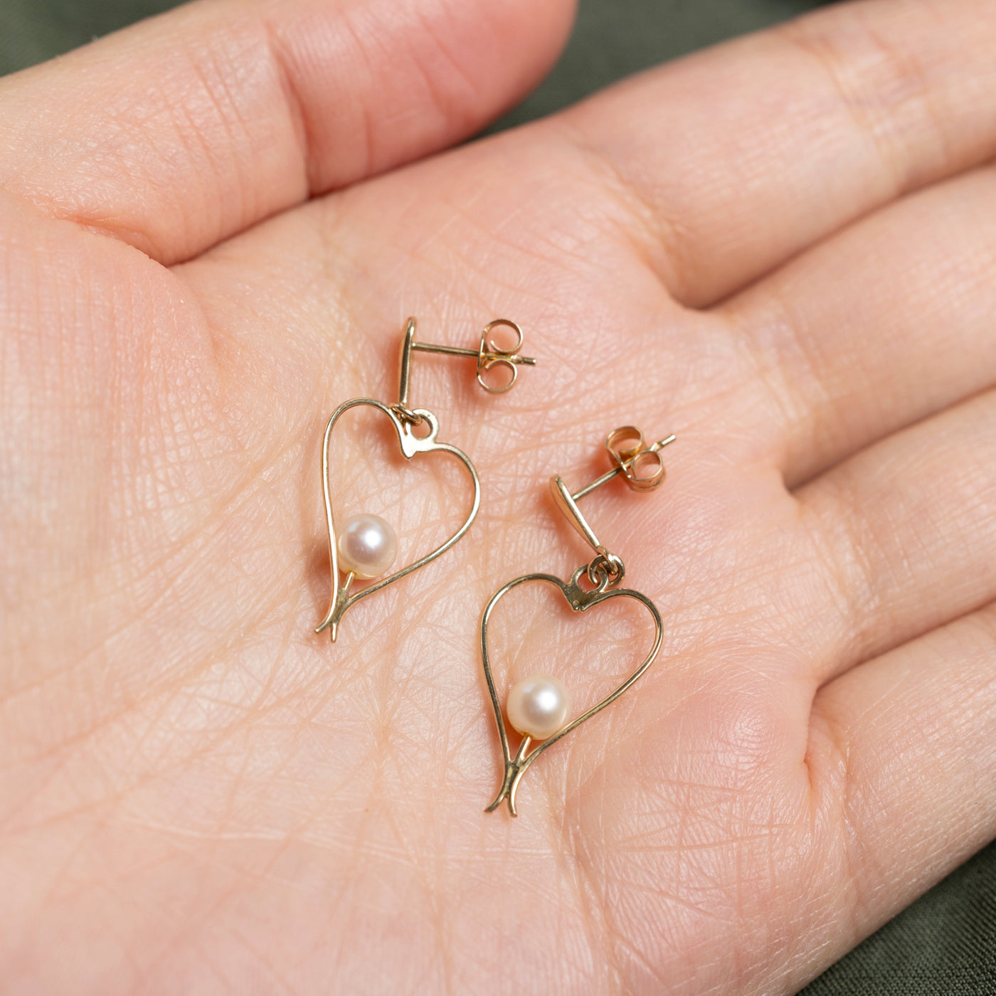 Boucles d'oreilles pendantes en forme de cœur avec perles et or 10 carats