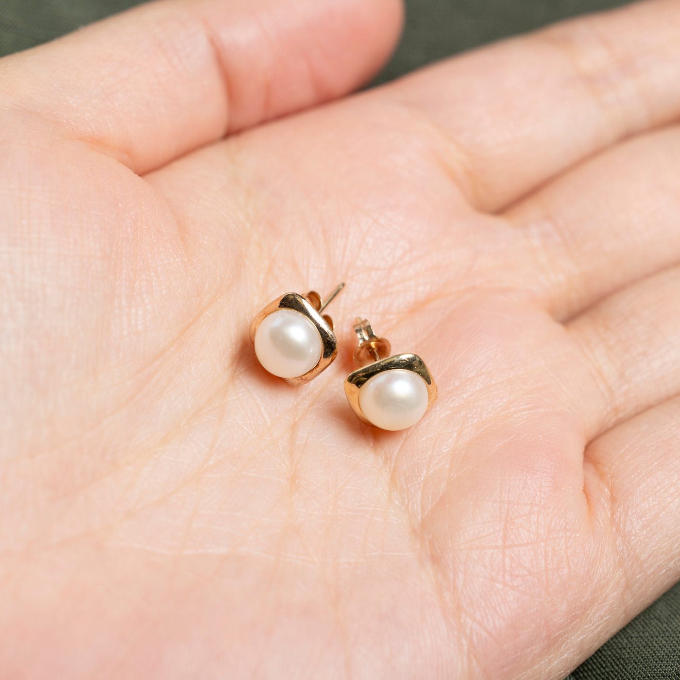 Boucles d'oreilles puces carrées en perles 10K