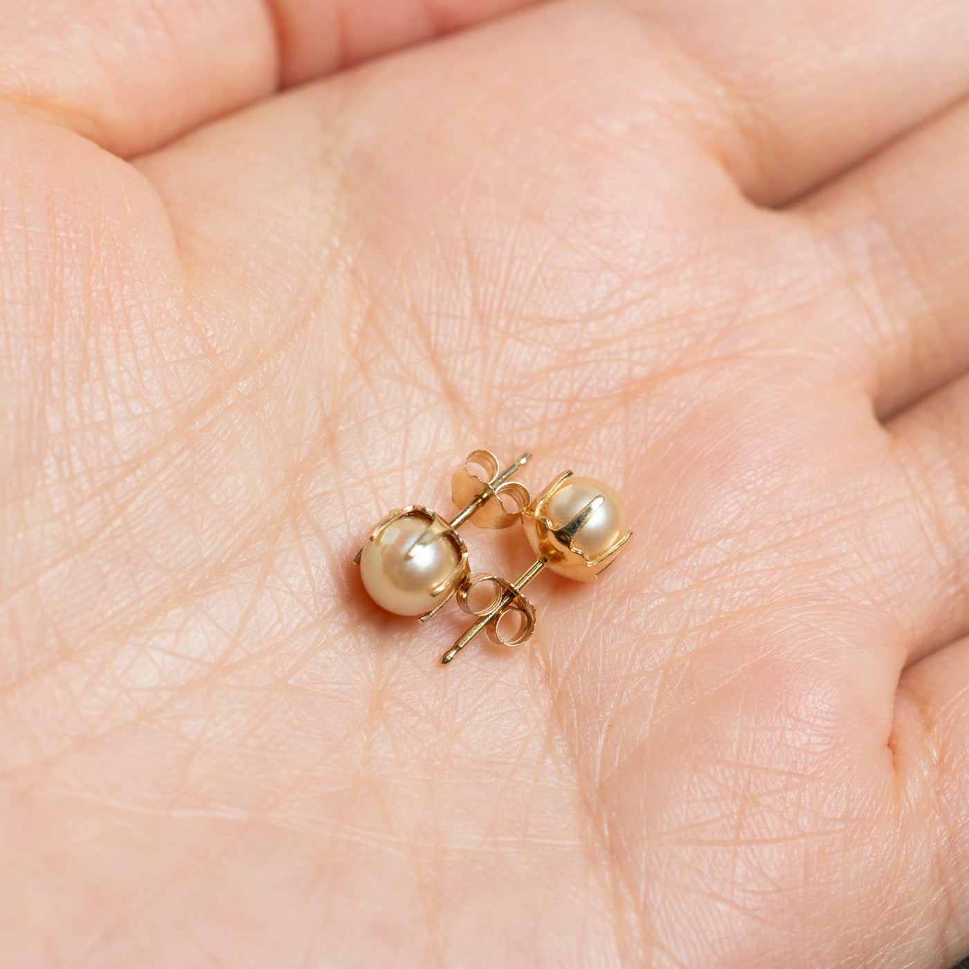Boucles d'oreilles puces en or 14 carats serties de perles