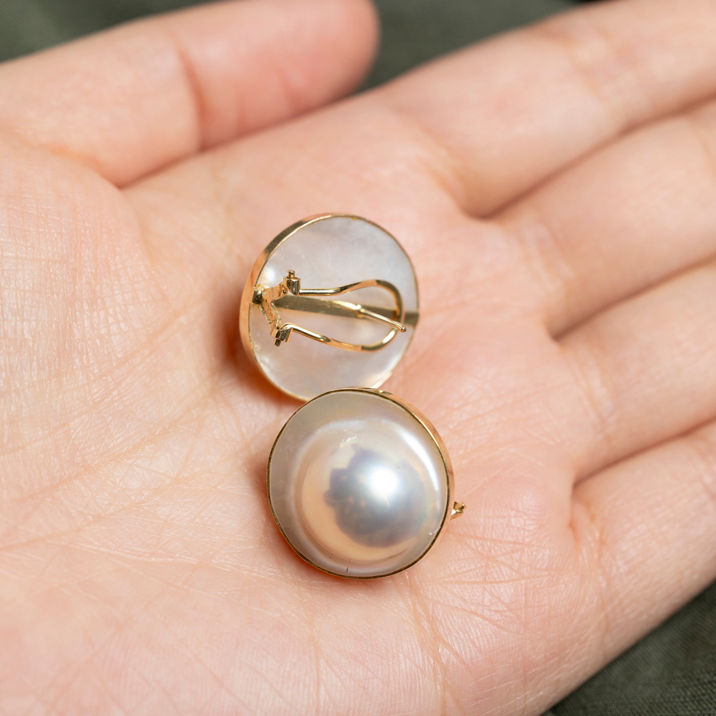 Boucles d'oreilles puces en perles Mabé 14 carats