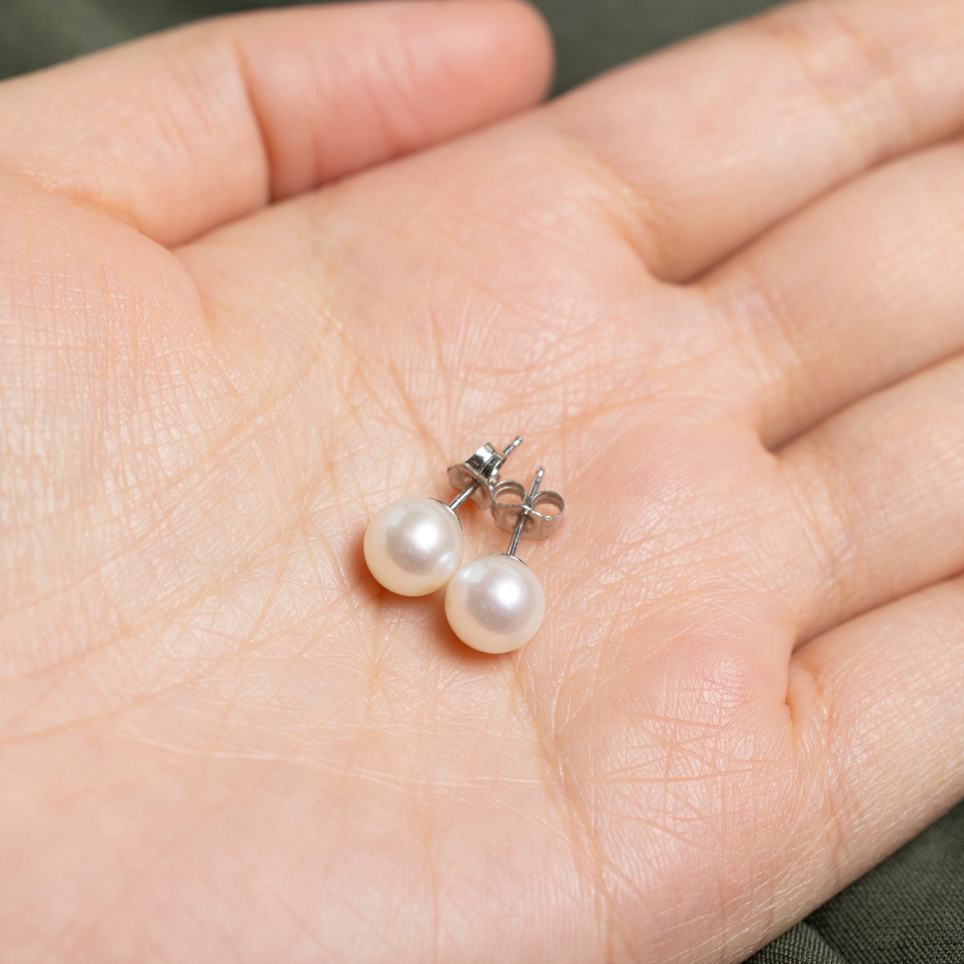Boucles d'oreilles puces solitaire en or 14 carats avec perle