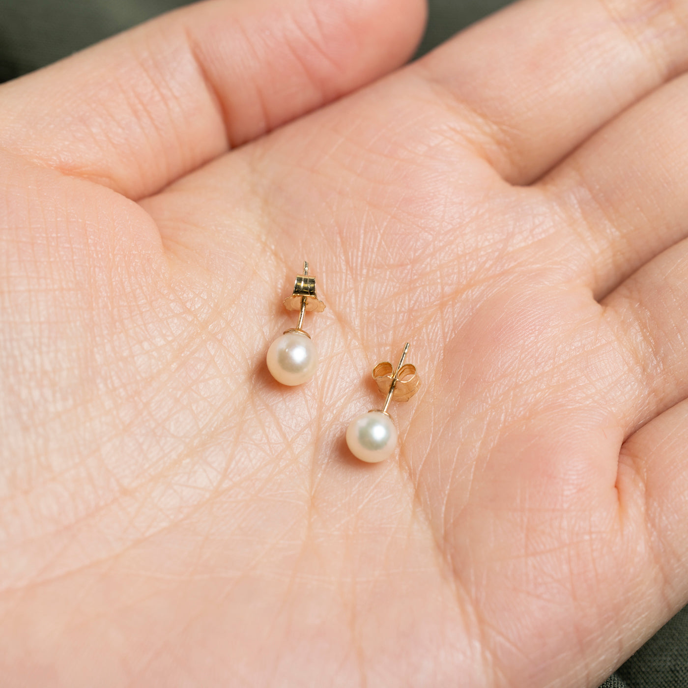 Boucles d'oreilles puces solitaire en or 14 carats avec perle