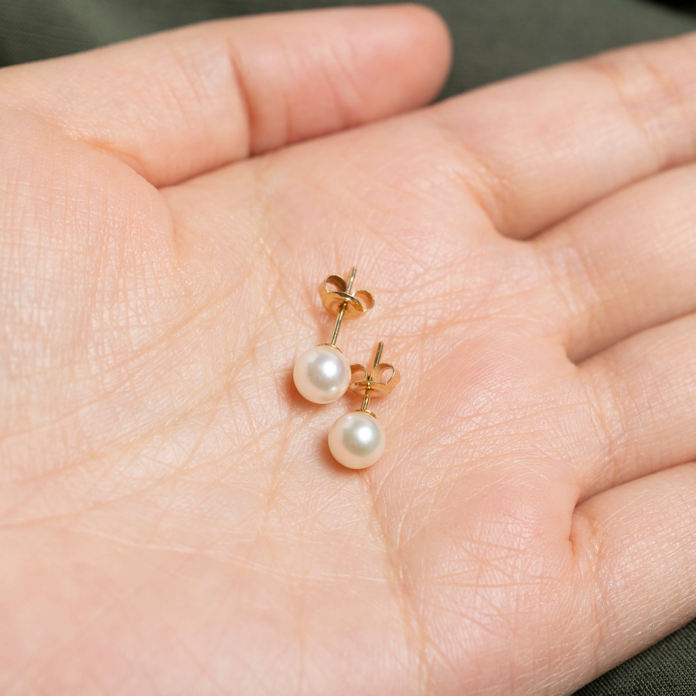 Boucles d'oreilles puces solitaire en or 14 carats avec perle
