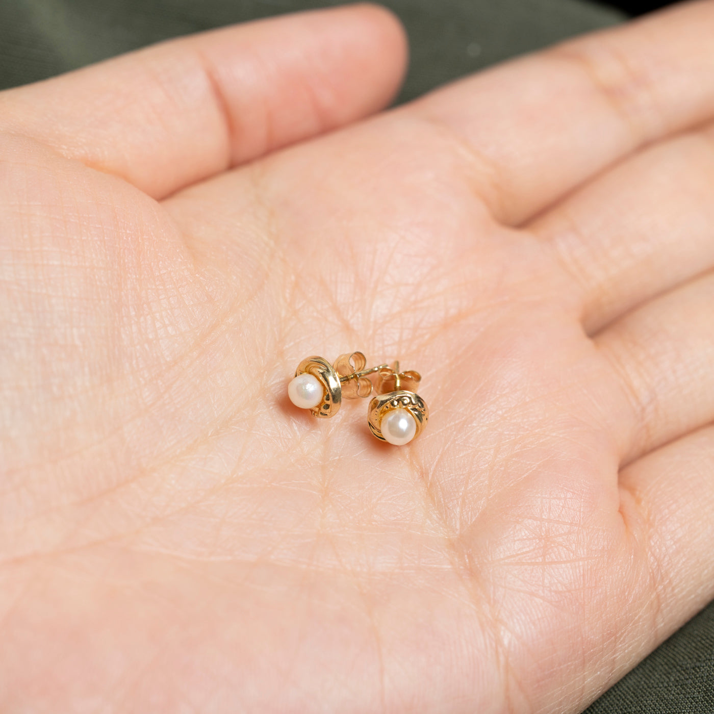 Boucles d'oreilles puces en or 14 carats avec perles texturées et nœud