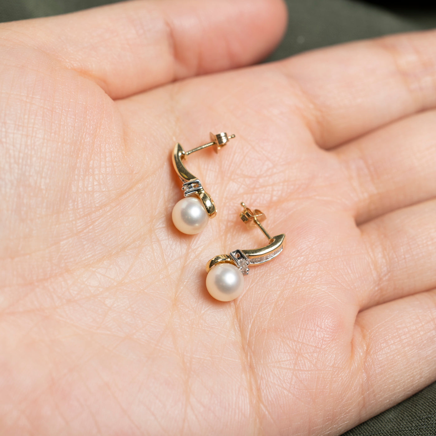 Boucles d'oreilles puces en or 14 carats, perles et diamants | 0,32 ct