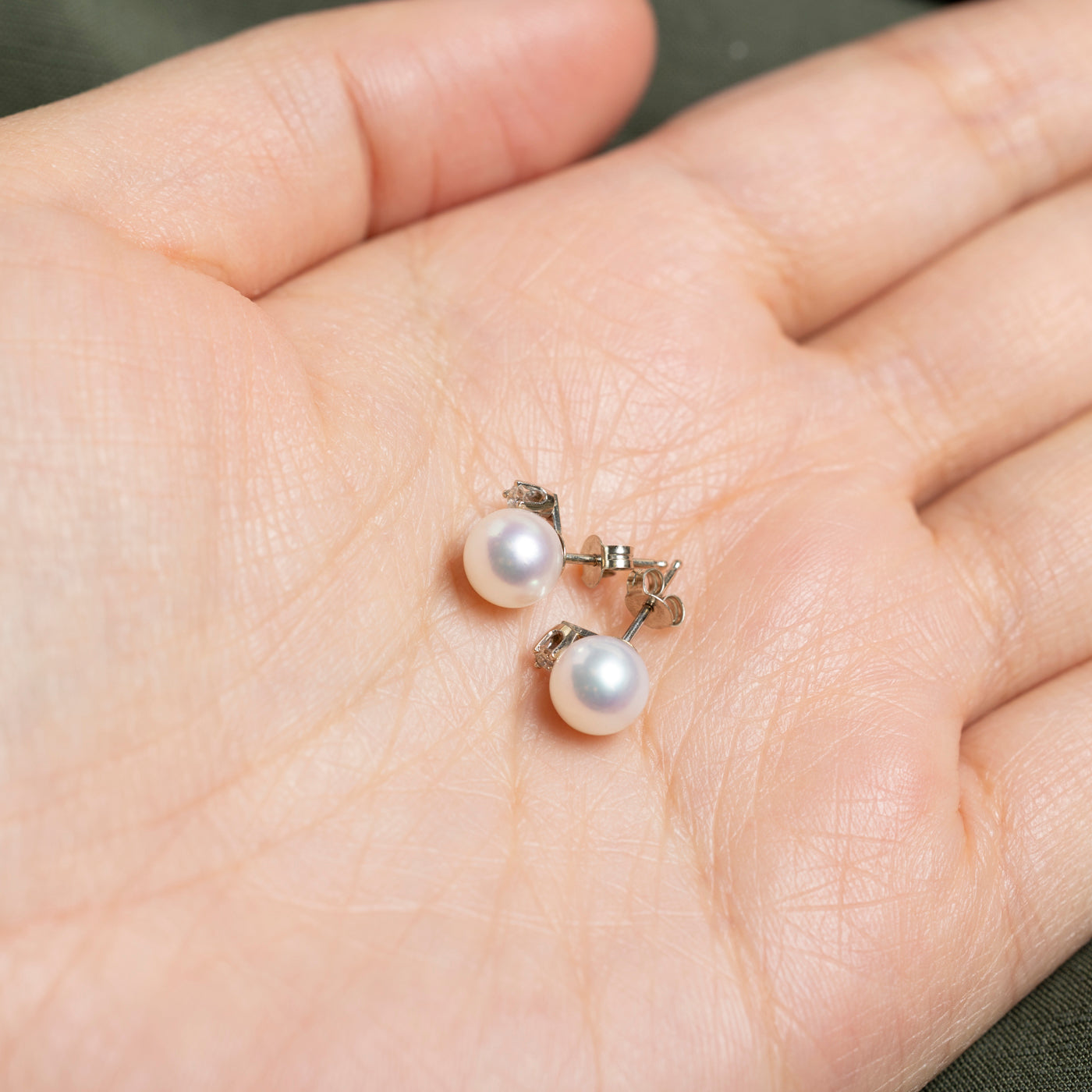 Boucles d'oreilles puces en or 14 carats, perles et diamants | 0,07 ct