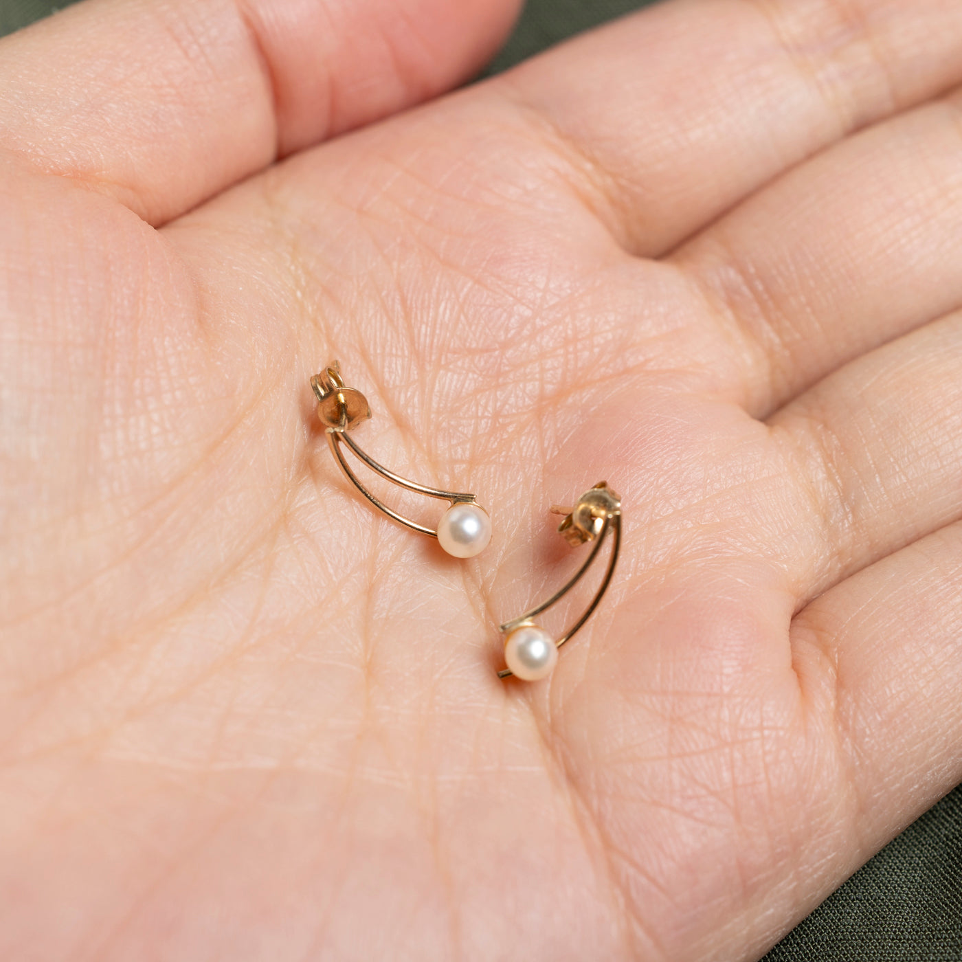 Boucles d'oreilles puces abstraites en perles 10K