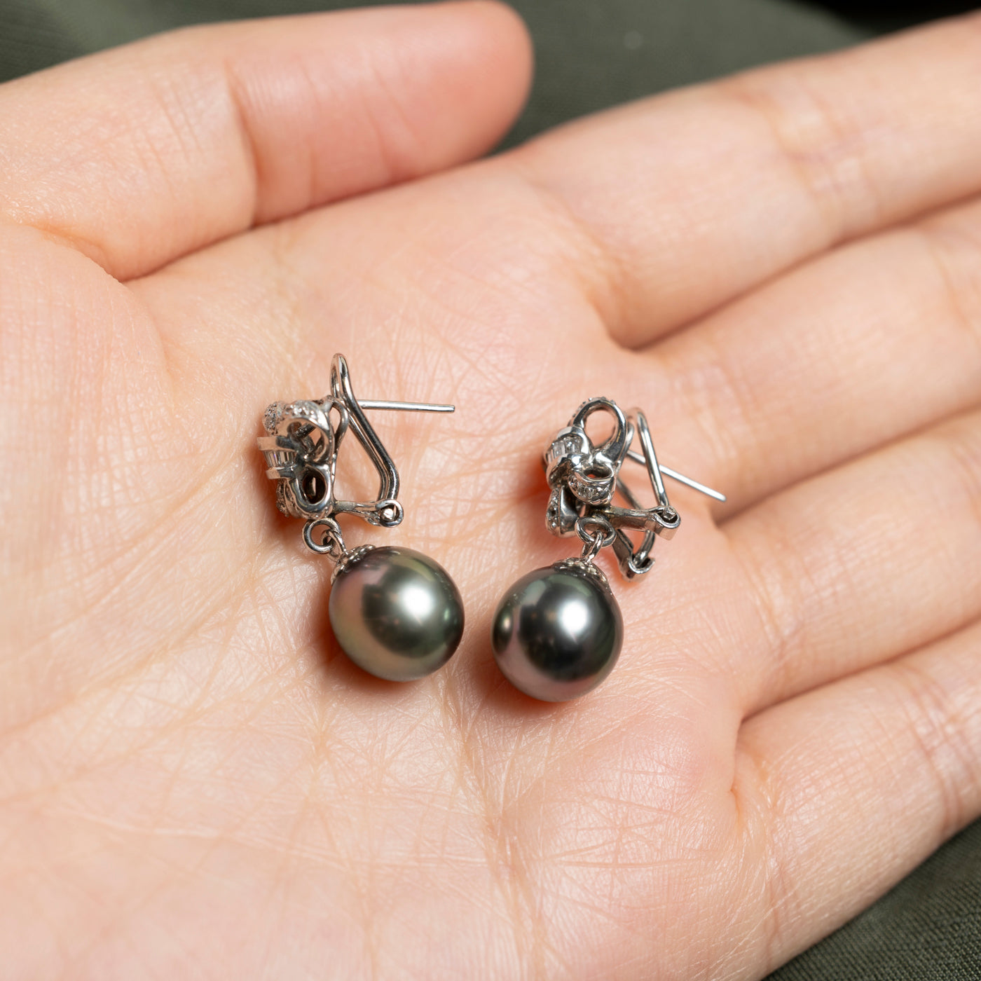 Boucles d'oreilles pendantes nœud en perles noires 18 carats et diamants | 0,20 ct