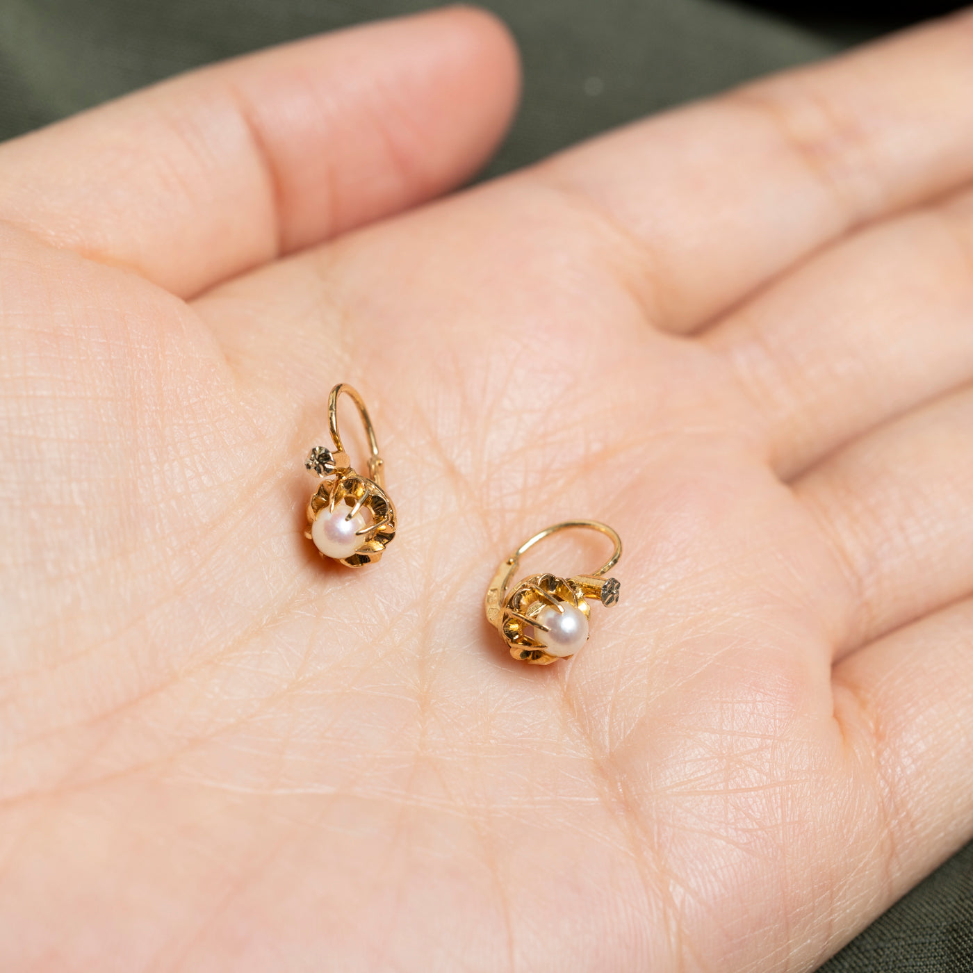 Boucles d'oreilles pendantes en perles serties Belcher 18 carats