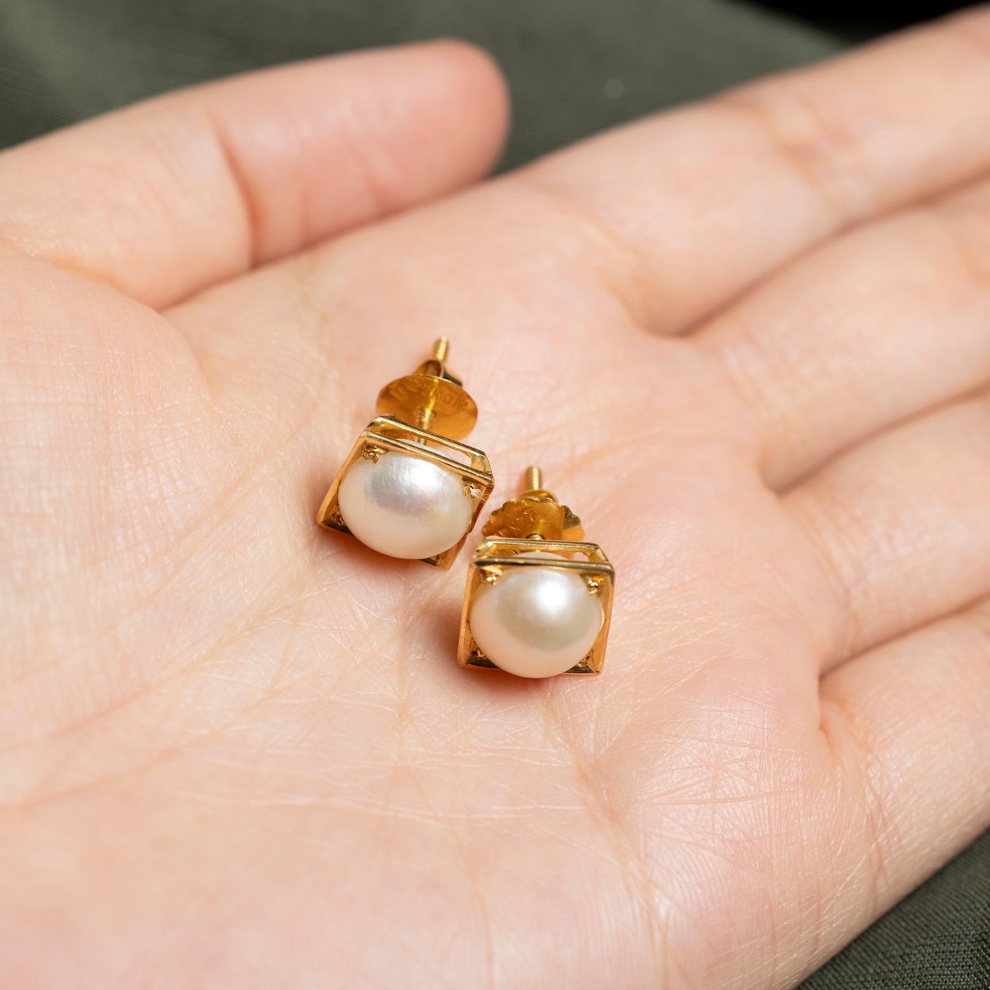 Boucles d'oreilles puces carrées en perles 22 carats