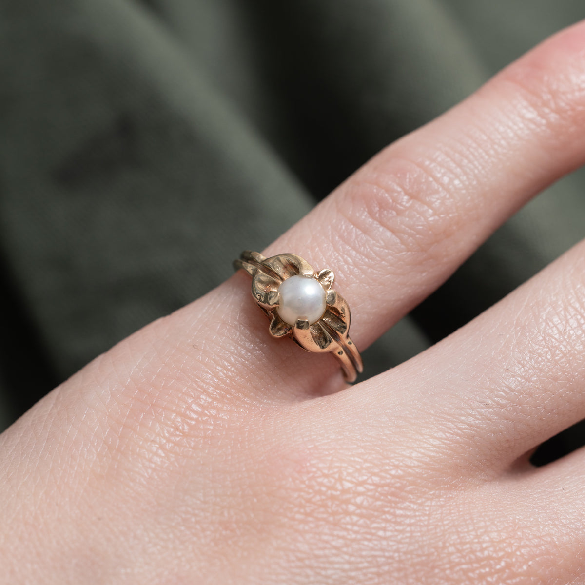 10k Belcher Set Pearl Floral Ring | SZ 4.25