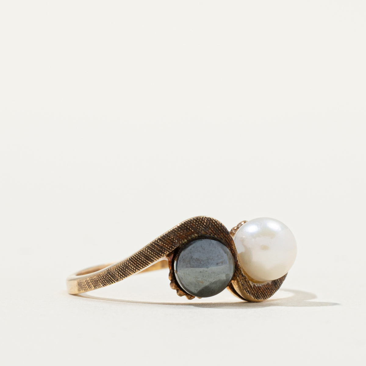 10k Toi et Moi Hematite & Pearl Textured Bypass Ring | 1.20ct | SZ 6.75