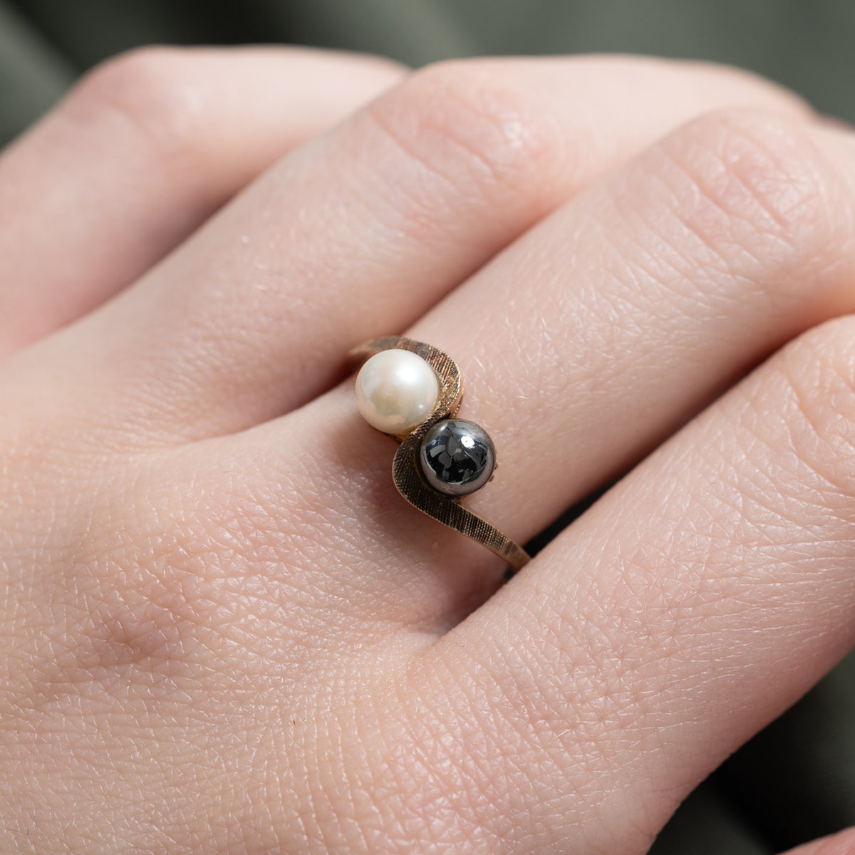 10k Toi et Moi Hematite & Pearl Textured Bypass Ring | 1.20ct | SZ 6.75