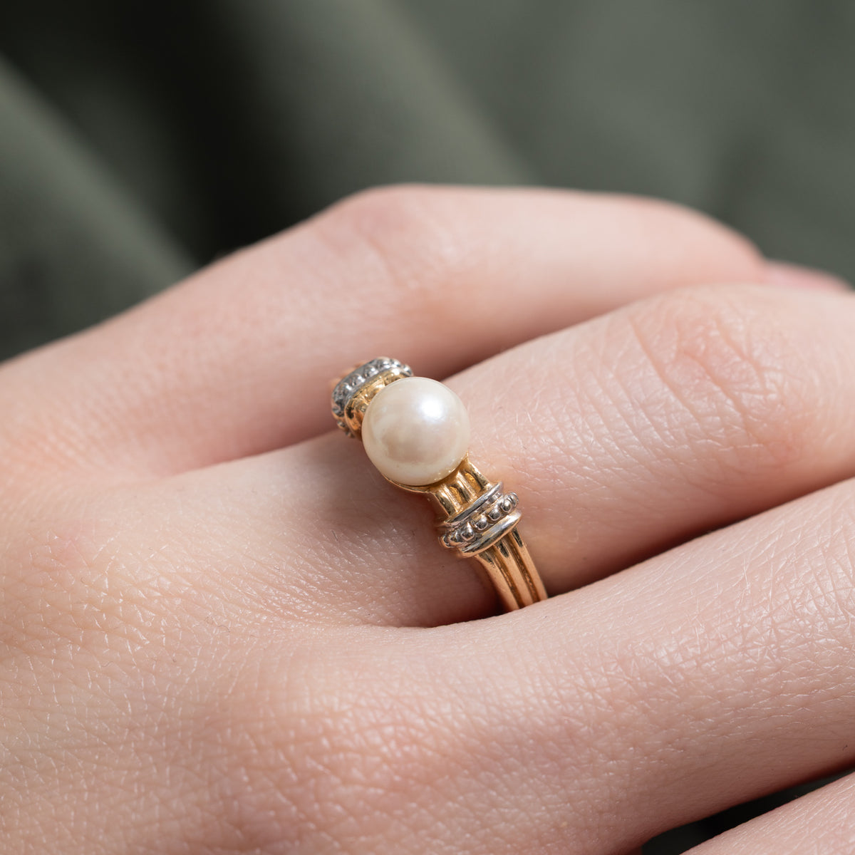 14k Two Tone Solitaire Pearl Grooved Ring | SZ 5.25
