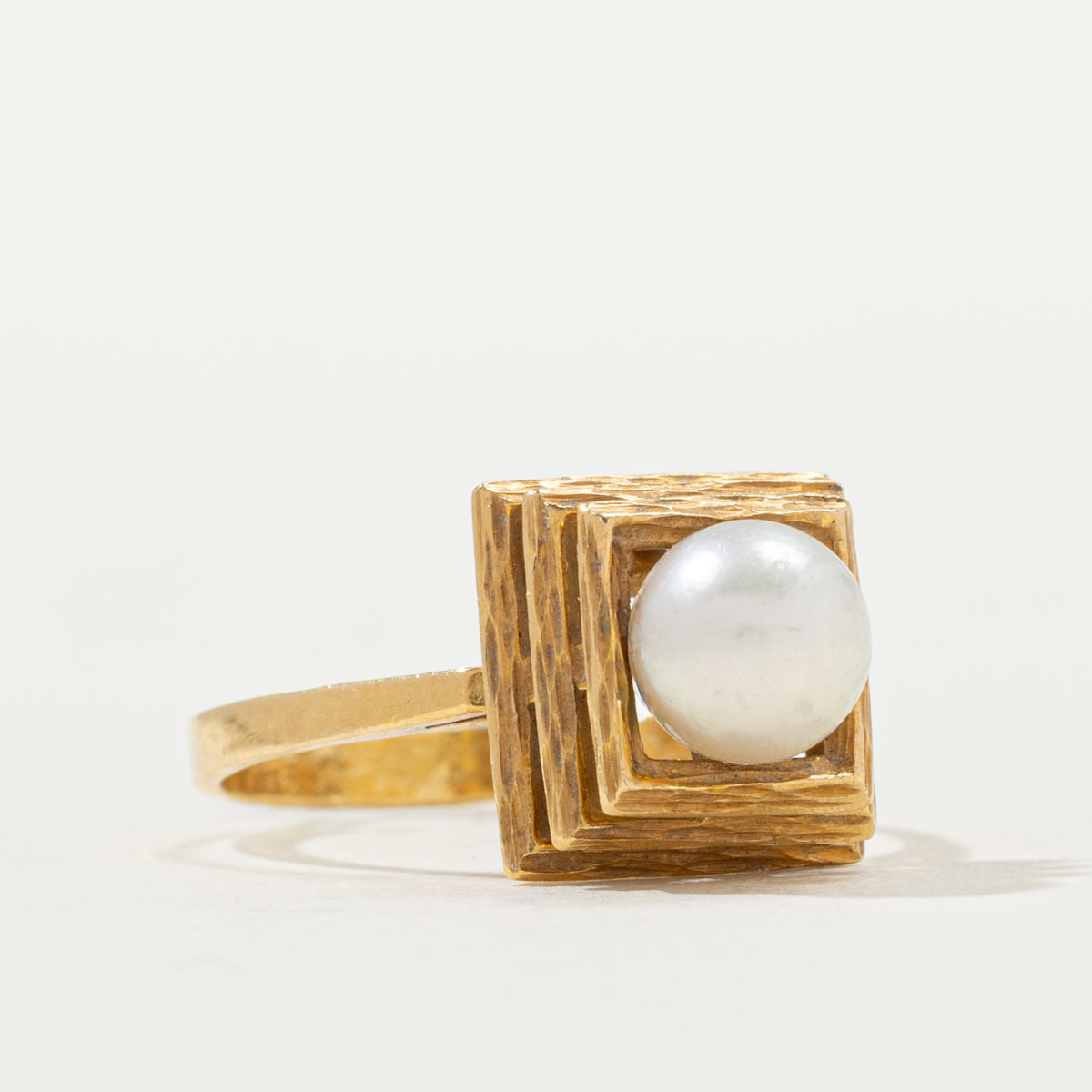 18k Solitaire Pearl Textured Square Framed Cocktail Ring | SZ 6.5