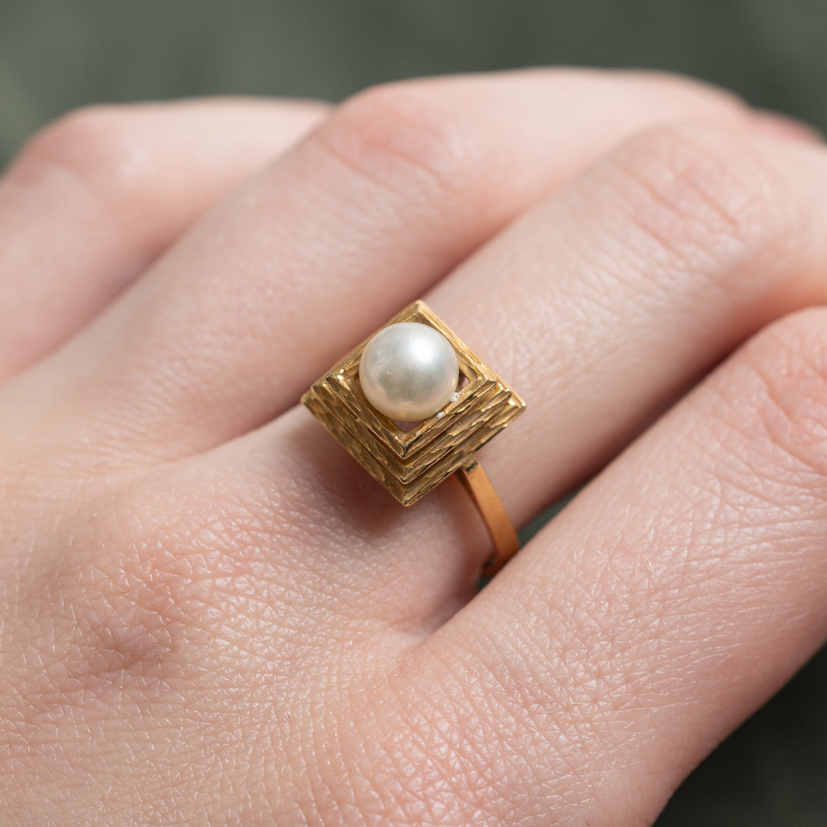 18k Solitaire Pearl Textured Square Framed Cocktail Ring | SZ 6.5