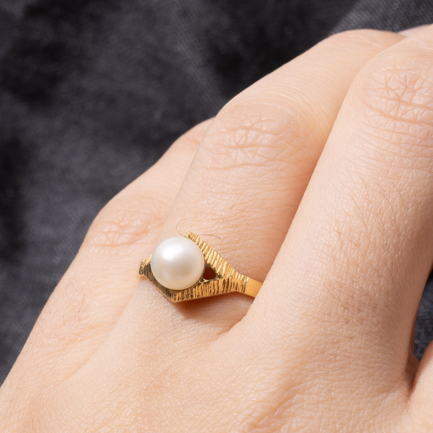 18k Pearl Textured Rhombus Shaped Ring | SZ 6.75