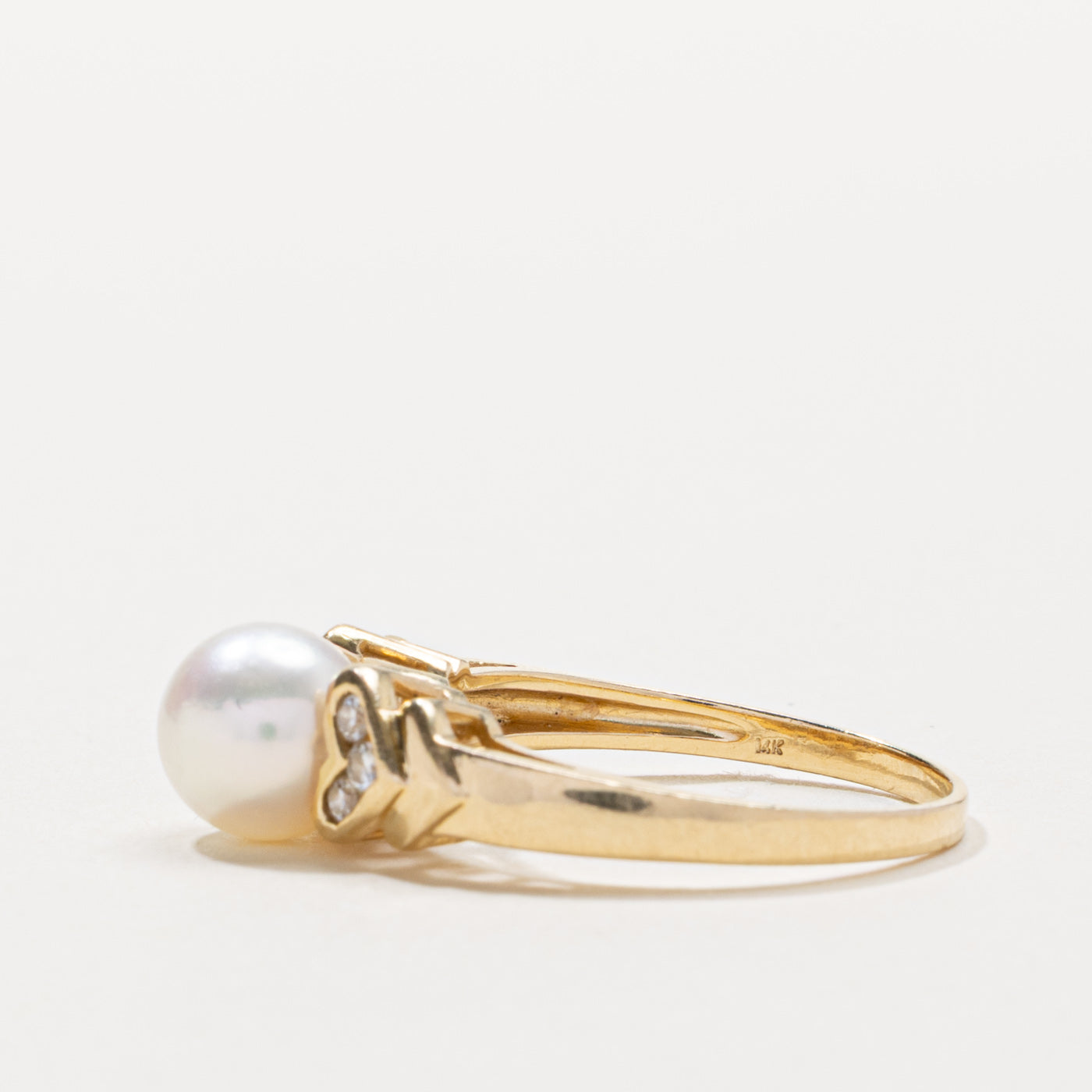 14k Pearl & Diamond V Accented Ring | SZ 7