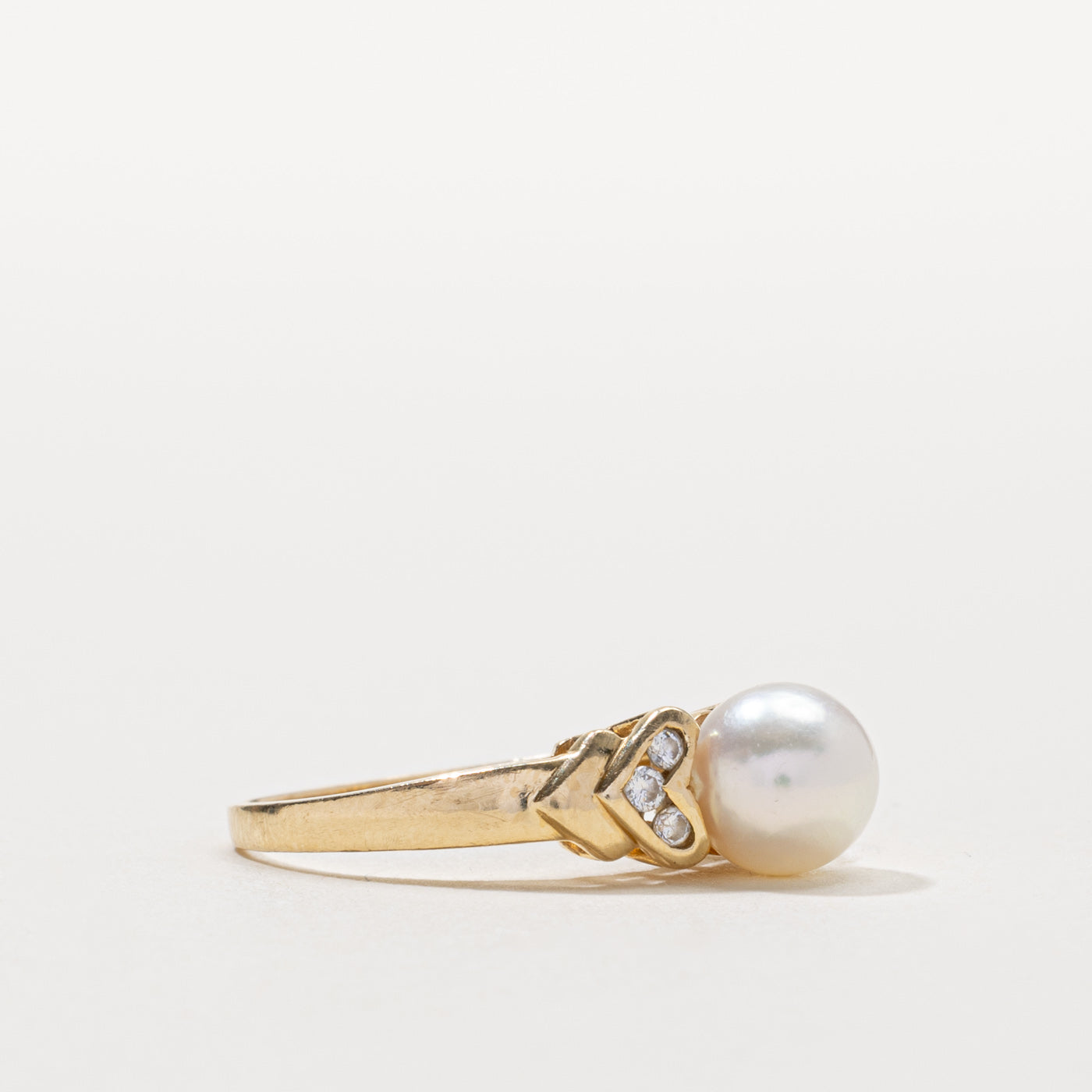 14k Pearl & Diamond V Accented Ring | SZ 7