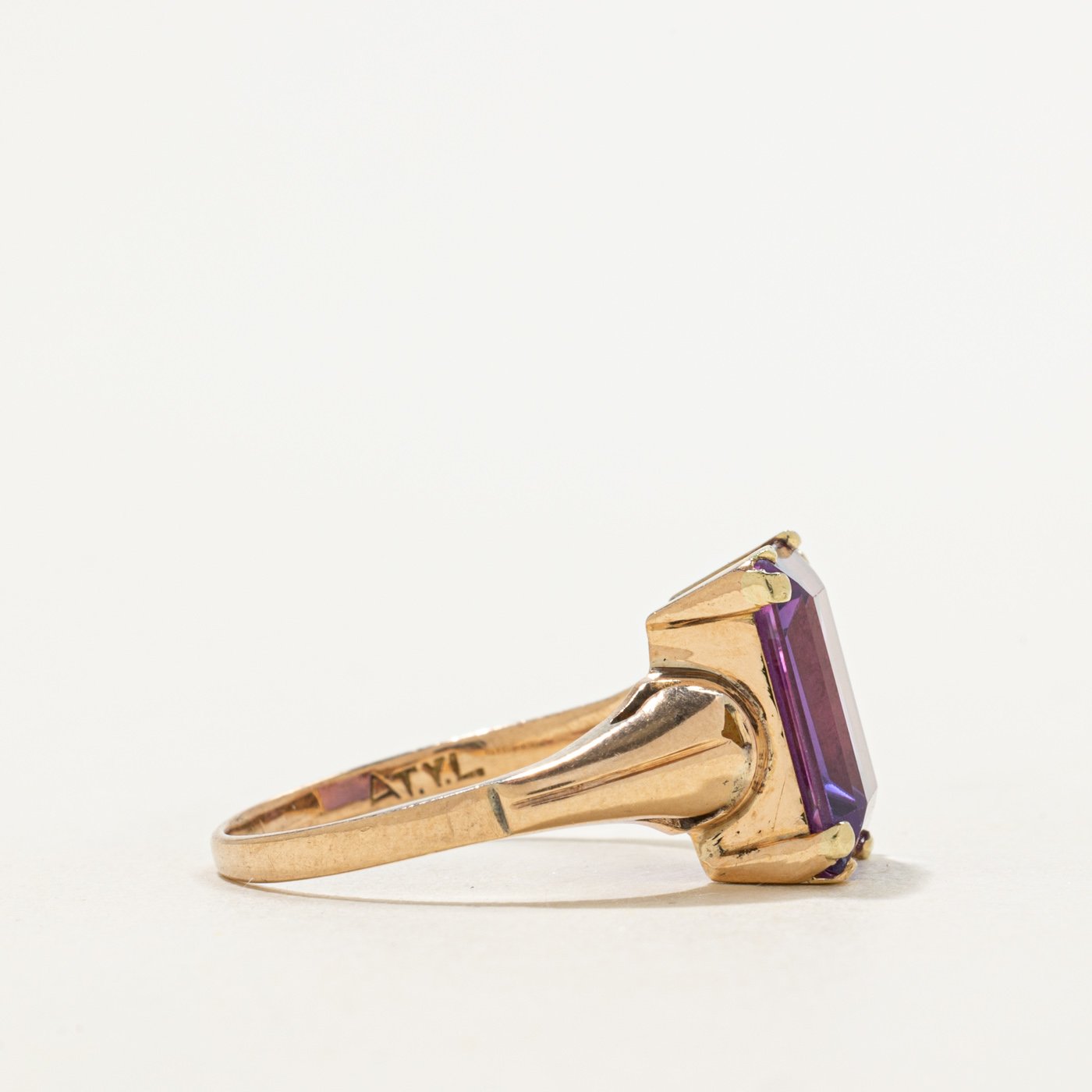 14K Ring with Synthetic Colour Changing Sapphire