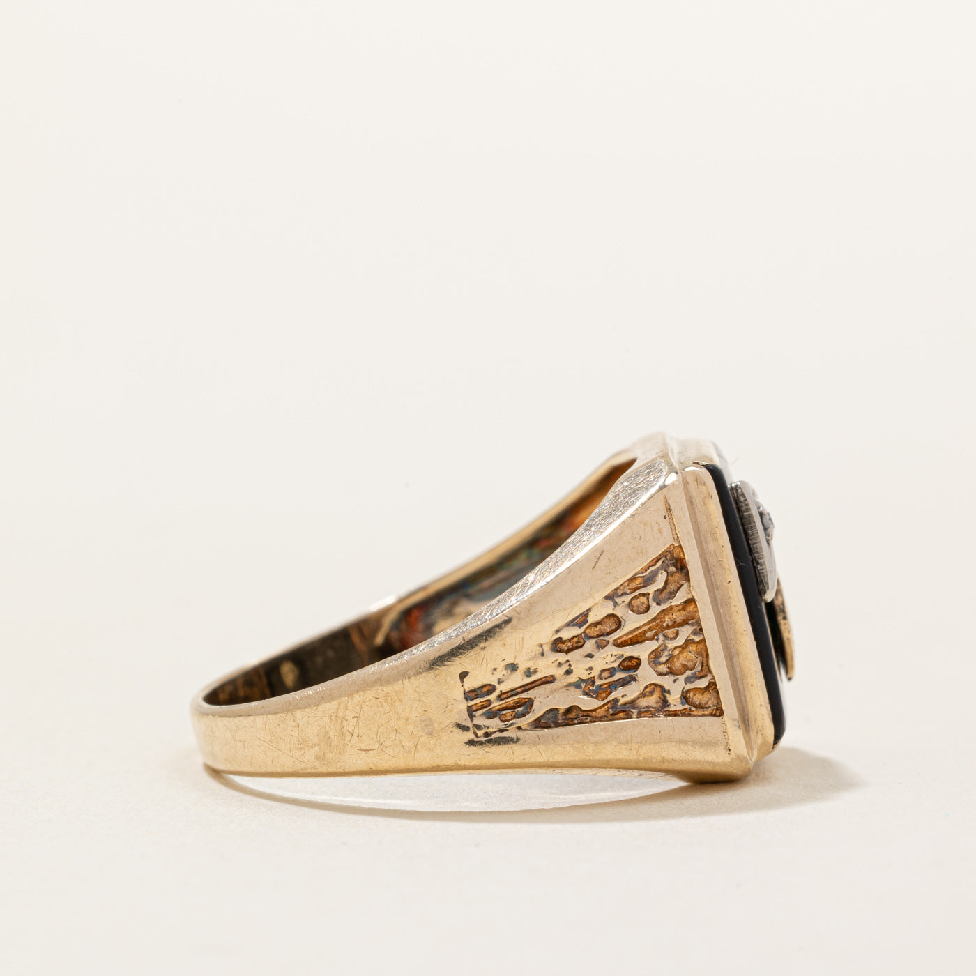 Bague chevalière « C » en onyx noir et diamants | 2,75 ct, 0,01 ct | Taille 10,75 |