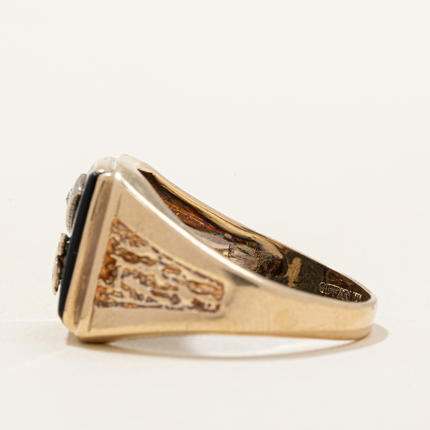 Bague chevalière « C » en onyx noir et diamants | 2,75 ct, 0,01 ct | Taille 10,75 |