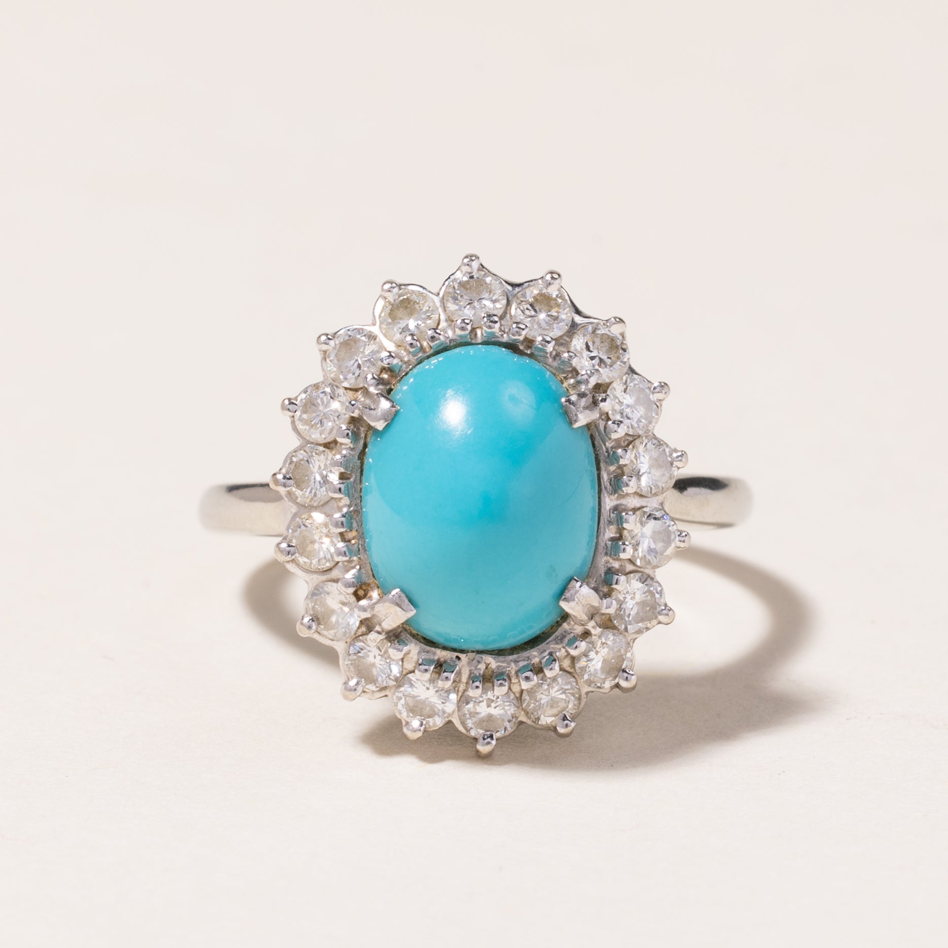 Bague cocktail en or blanc 18 carats et turquoise | 3,17 ct, 0,72 ct au total | Taille 6 | 