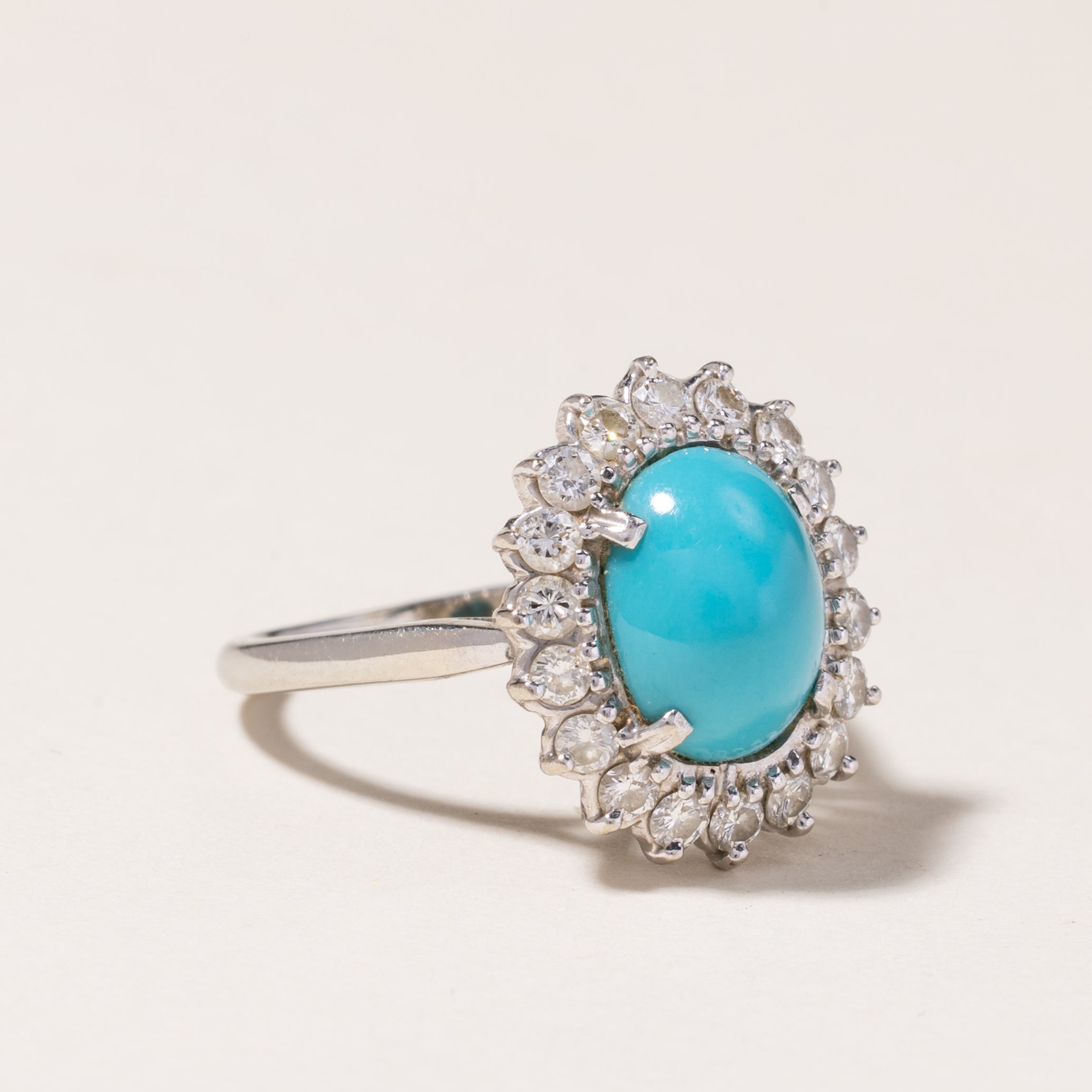 Bague cocktail en or blanc 18 carats et turquoise | 3,17 ct, 0,72 ct au total | Taille 6 | 