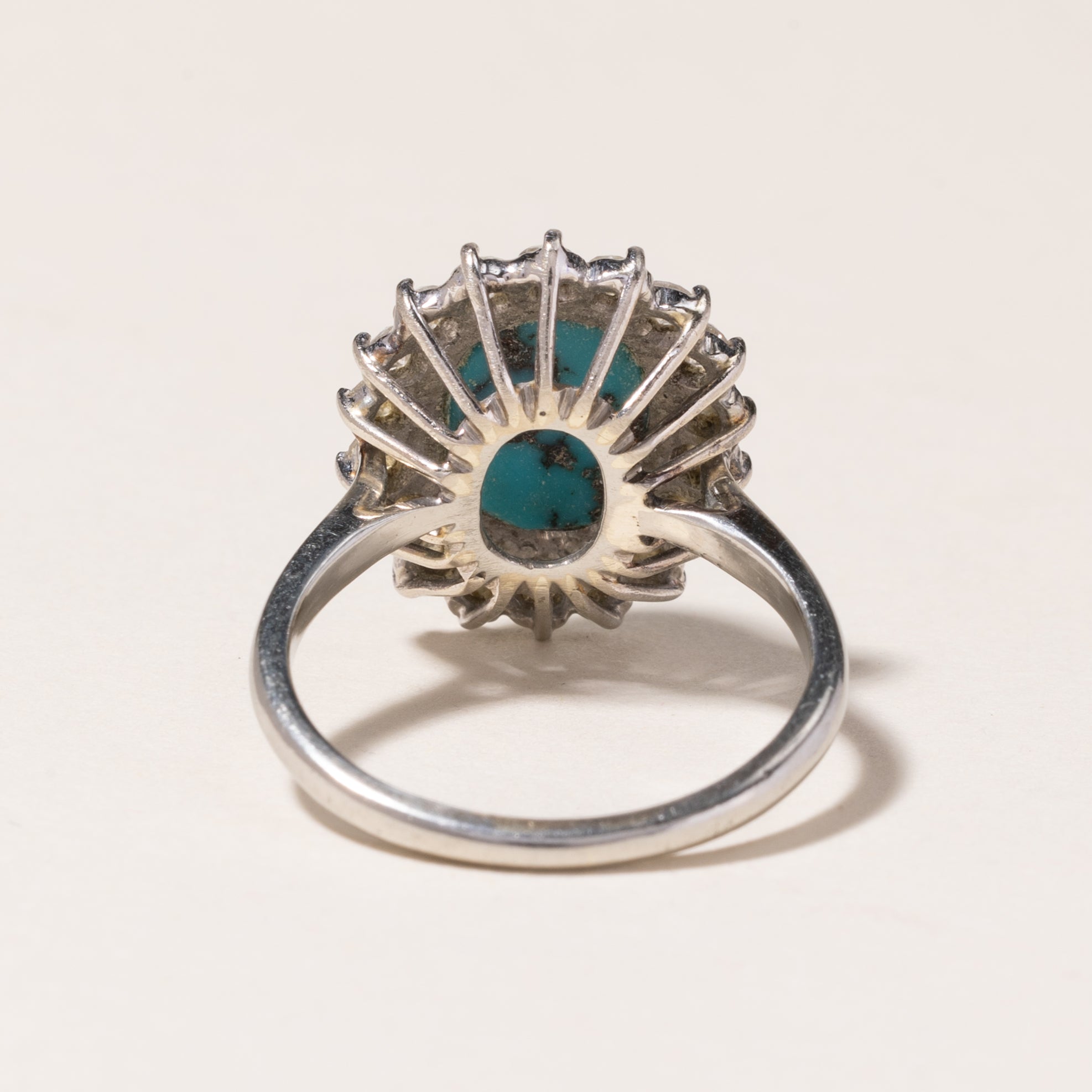 Bague cocktail en or blanc 18 carats et turquoise | 3,17 ct, 0,72 ct au total | Taille 6 | 