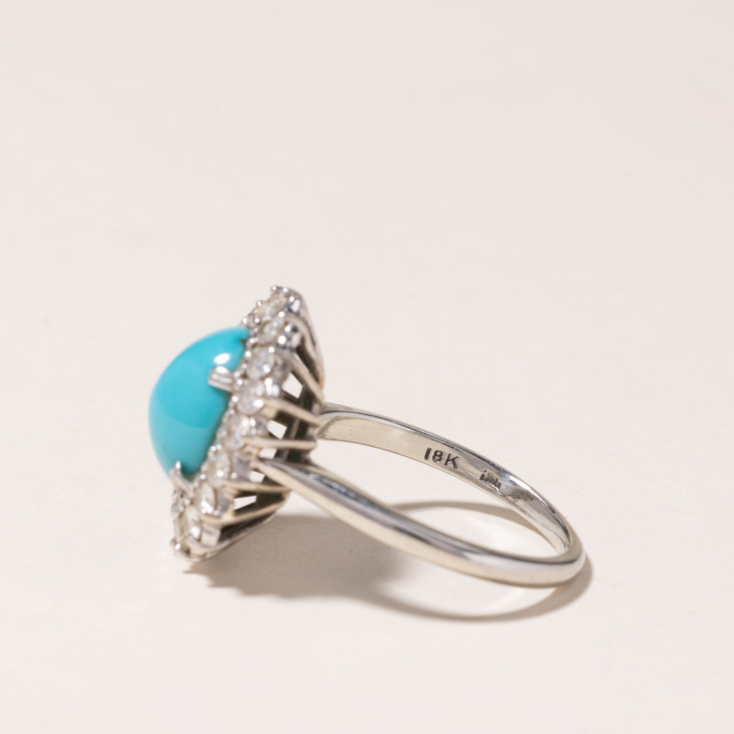 Bague cocktail en or blanc 18 carats et turquoise | 3,17 ct, 0,72 ct au total | Taille 6 | 