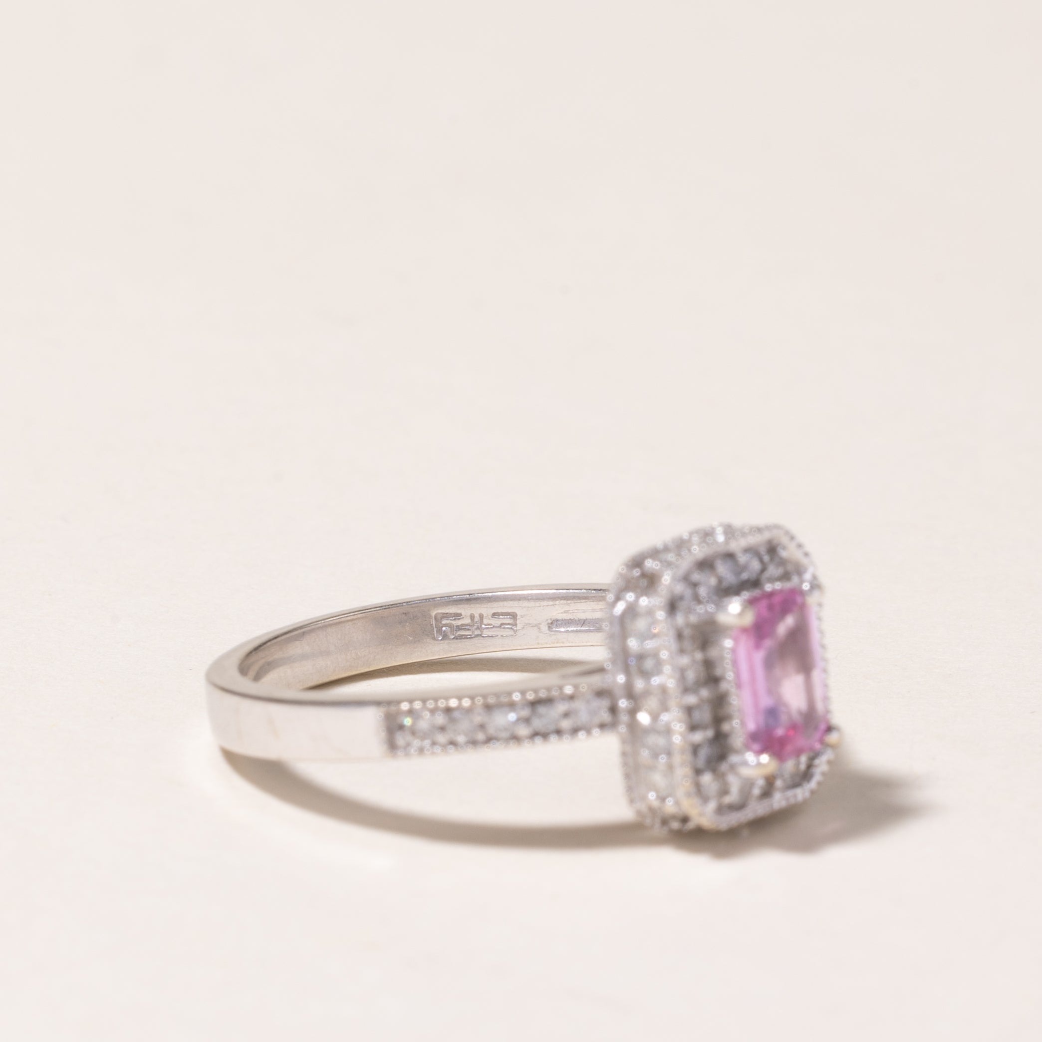 Bague en or blanc 14 carats avec halo de saphir rose | 0,56 ct, 0,50 ct au total | Taille 6,75 | 