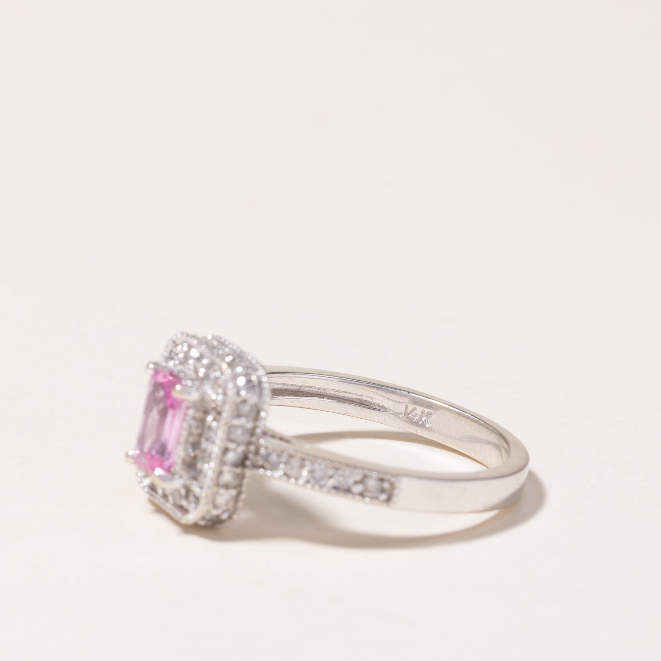 Bague en or blanc 14 carats avec halo de saphir rose | 0,56 ct, 0,50 ct au total | Taille 6,75 | 