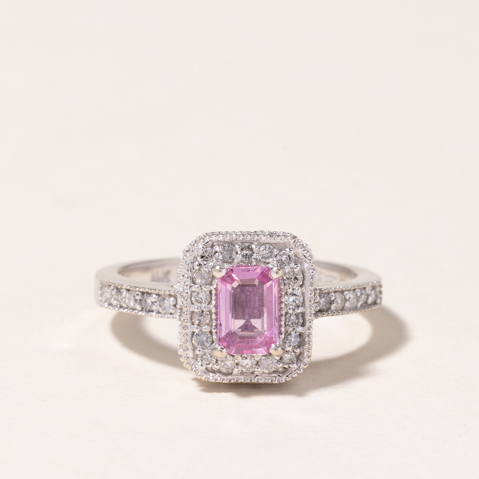 Bague en or blanc 14 carats avec halo de saphir rose | 0,56 ct, 0,50 ct au total | Taille 6,75 | 