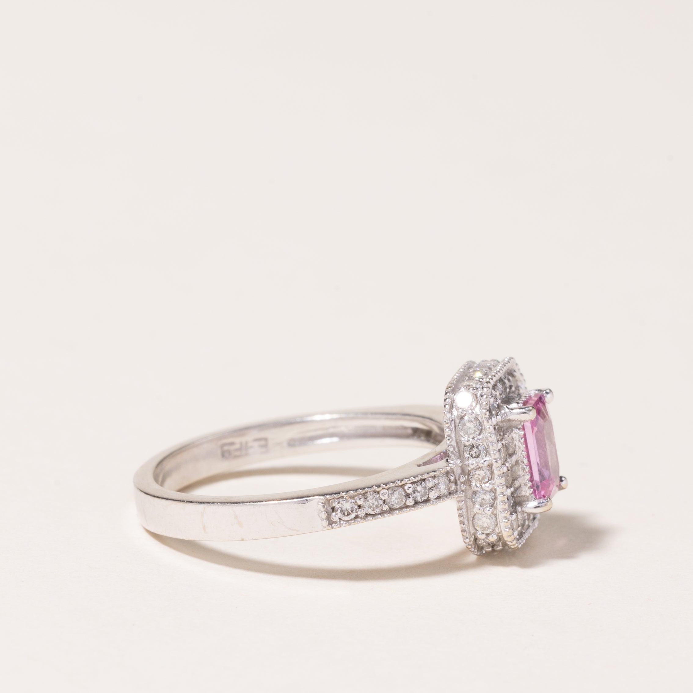 Bague en or blanc 14 carats avec halo de saphir rose | 0,56 ct, 0,50 ct au total | Taille 6,75 | 