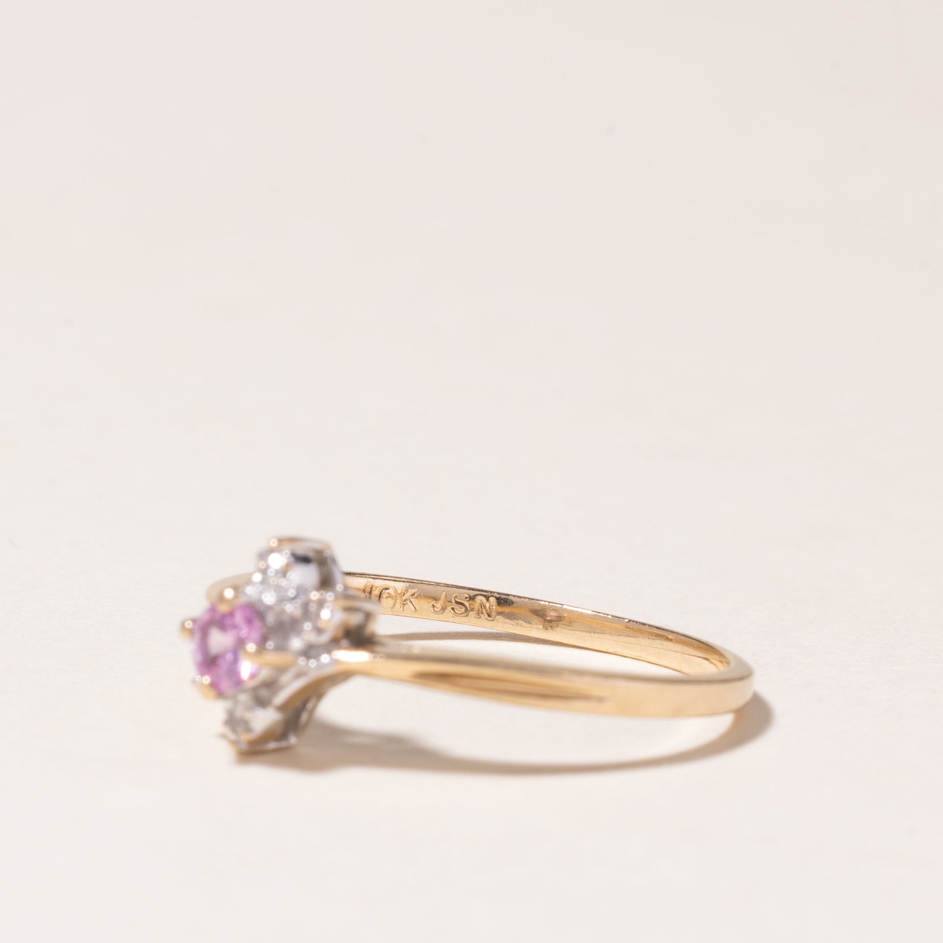 Bague en or jaune 10 carats, topaze rose et diamants | 0,10 ct, 0,02 ct | Taille 5,25 | 