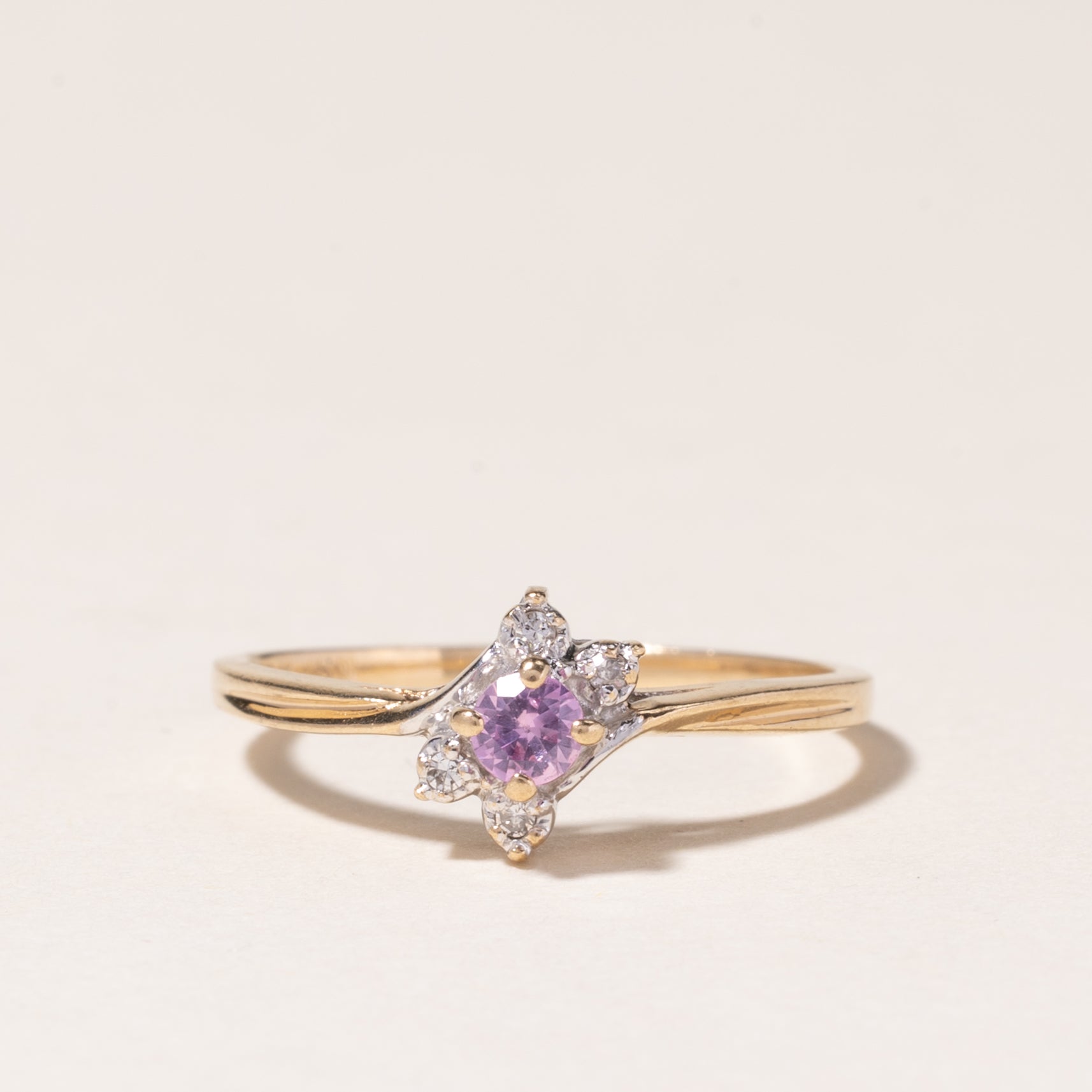 Bague en or jaune 10 carats, topaze rose et diamants | 0,10 ct, 0,02 ct | Taille 5,25 | 